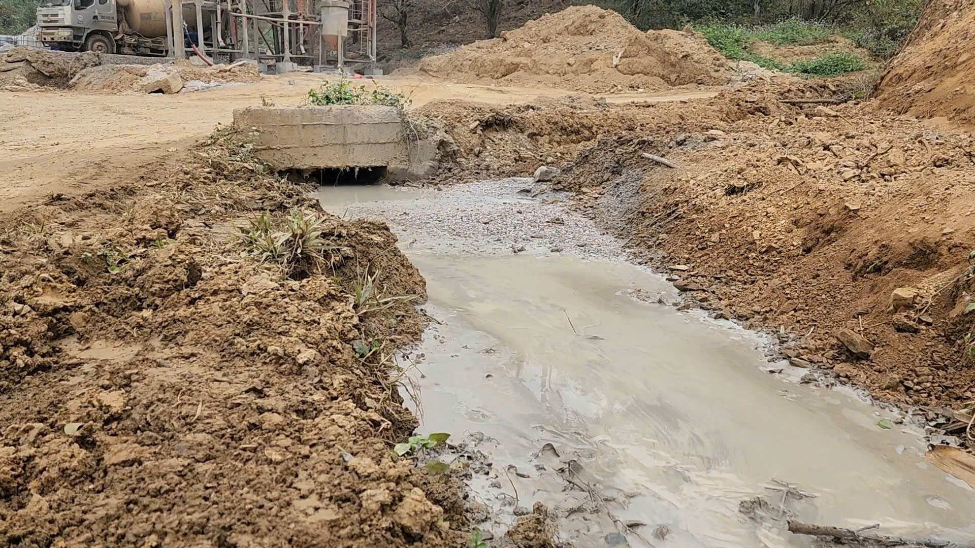 Ch&ugrave;m ảnh: Dọc tỉnh lộ 259 ở Th&aacute;i Nguy&ecirc;n đầy bụi, nước thải b&ecirc; t&ocirc;ng chảy tr&agrave;n ra m&ocirc;i trường - Ảnh 12.