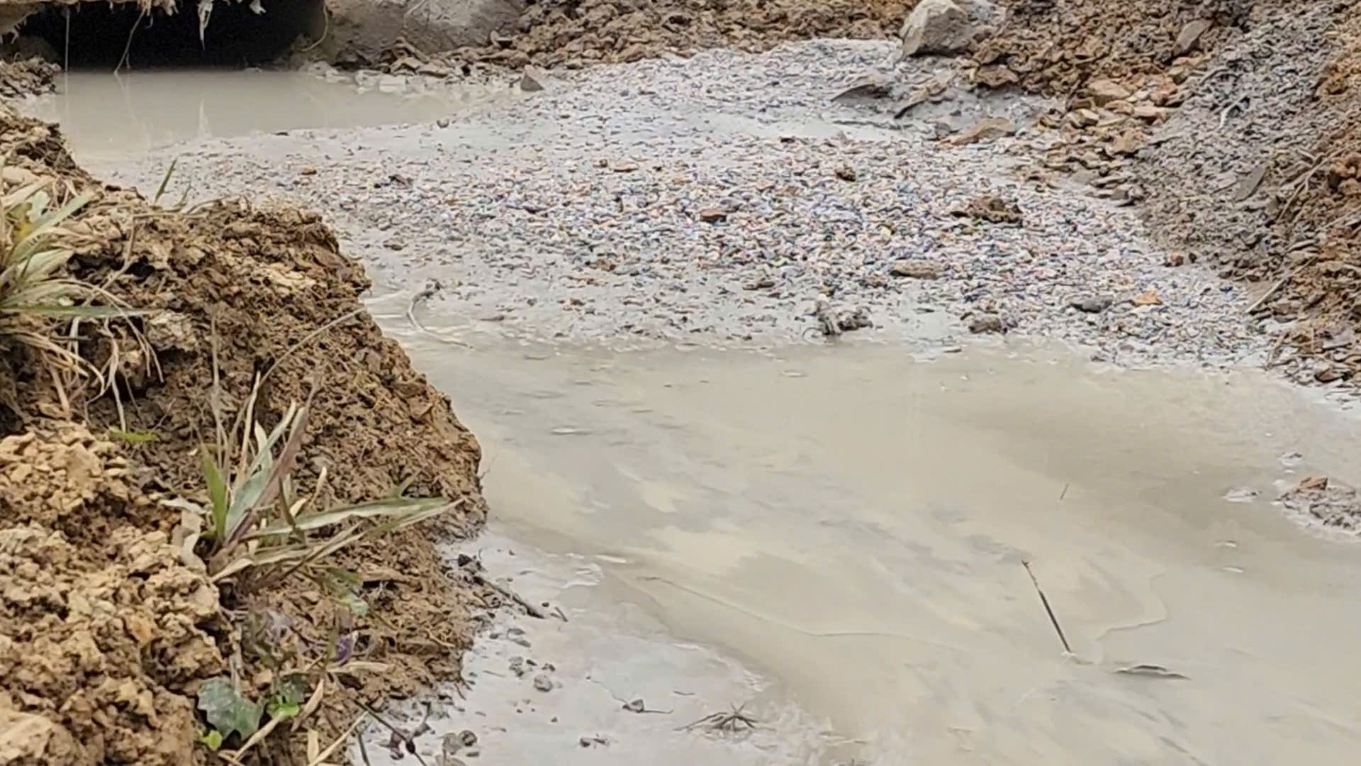 Ch&ugrave;m ảnh: Dọc tỉnh lộ 259 ở Th&aacute;i Nguy&ecirc;n đầy bụi, nước thải b&ecirc; t&ocirc;ng chảy tr&agrave;n ra m&ocirc;i trường - Ảnh 13.