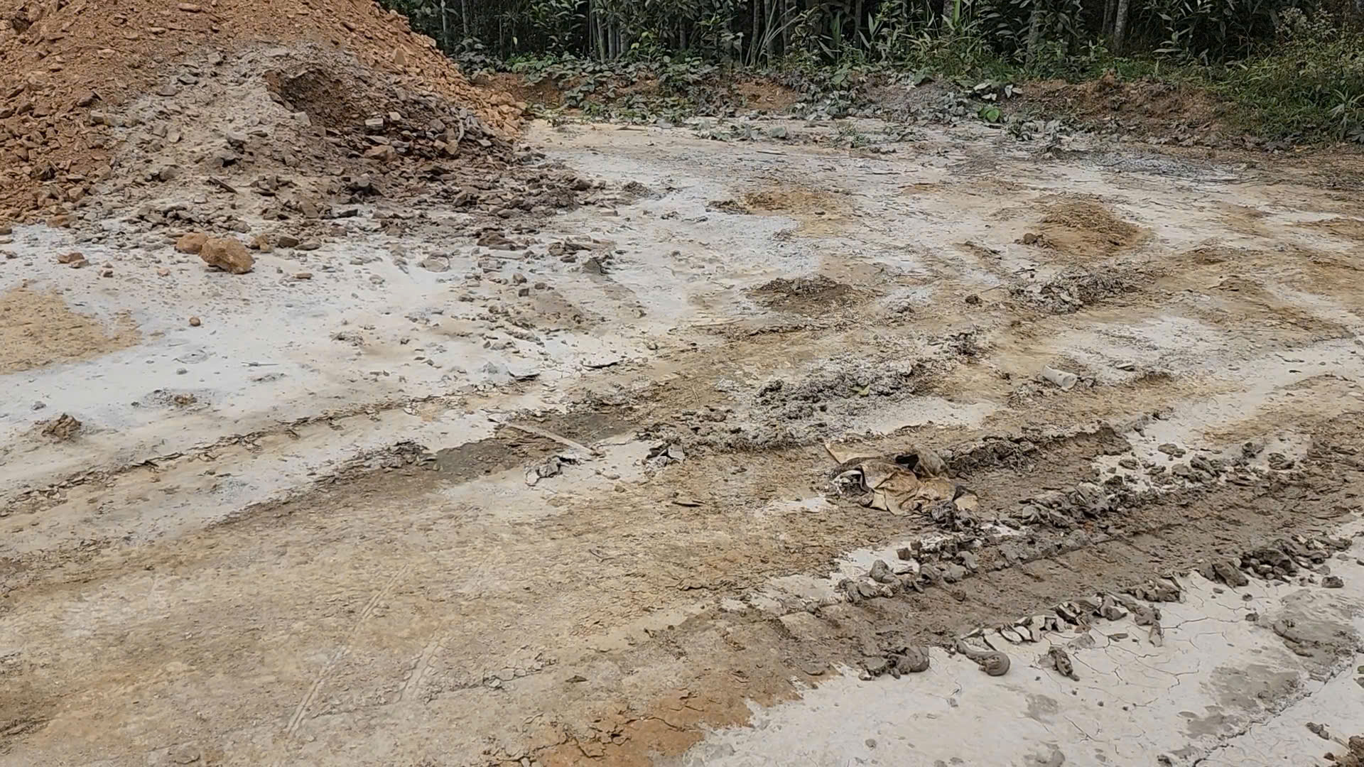 Ch&ugrave;m ảnh: Dọc tỉnh lộ 259 ở Th&aacute;i Nguy&ecirc;n đầy bụi, nước thải b&ecirc; t&ocirc;ng chảy tr&agrave;n ra m&ocirc;i trường - Ảnh 19.