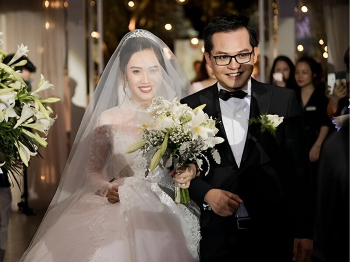 Nam nghệ sĩ Nh&acirc;n d&acirc;n lập gia đ&igrave;nh ở tuổi 46 v&agrave; cuộc sống k&iacute;n tiếng sau &aacute;nh đ&egrave;n s&acirc;n khấu - Ảnh 4.