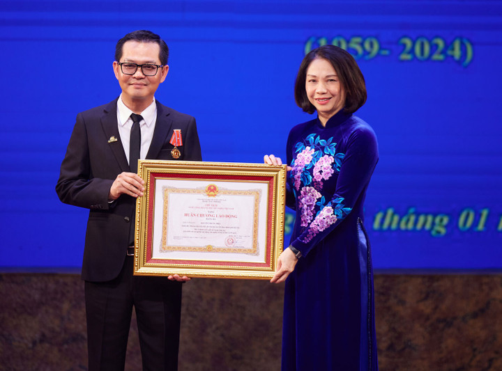 Nam nghệ sĩ Nh&acirc;n d&acirc;n lập gia đ&igrave;nh ở tuổi 46 v&agrave; cuộc sống k&iacute;n tiếng sau &aacute;nh đ&egrave;n s&acirc;n khấu - Ảnh 3.