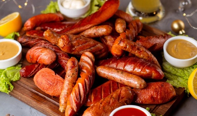 Tế bào ung thư 'thích' gì nhất? 4 nhóm thực phẩm người Việt cần hạn chế để giảm nguy cơ mắc bệnh - Ảnh 3.