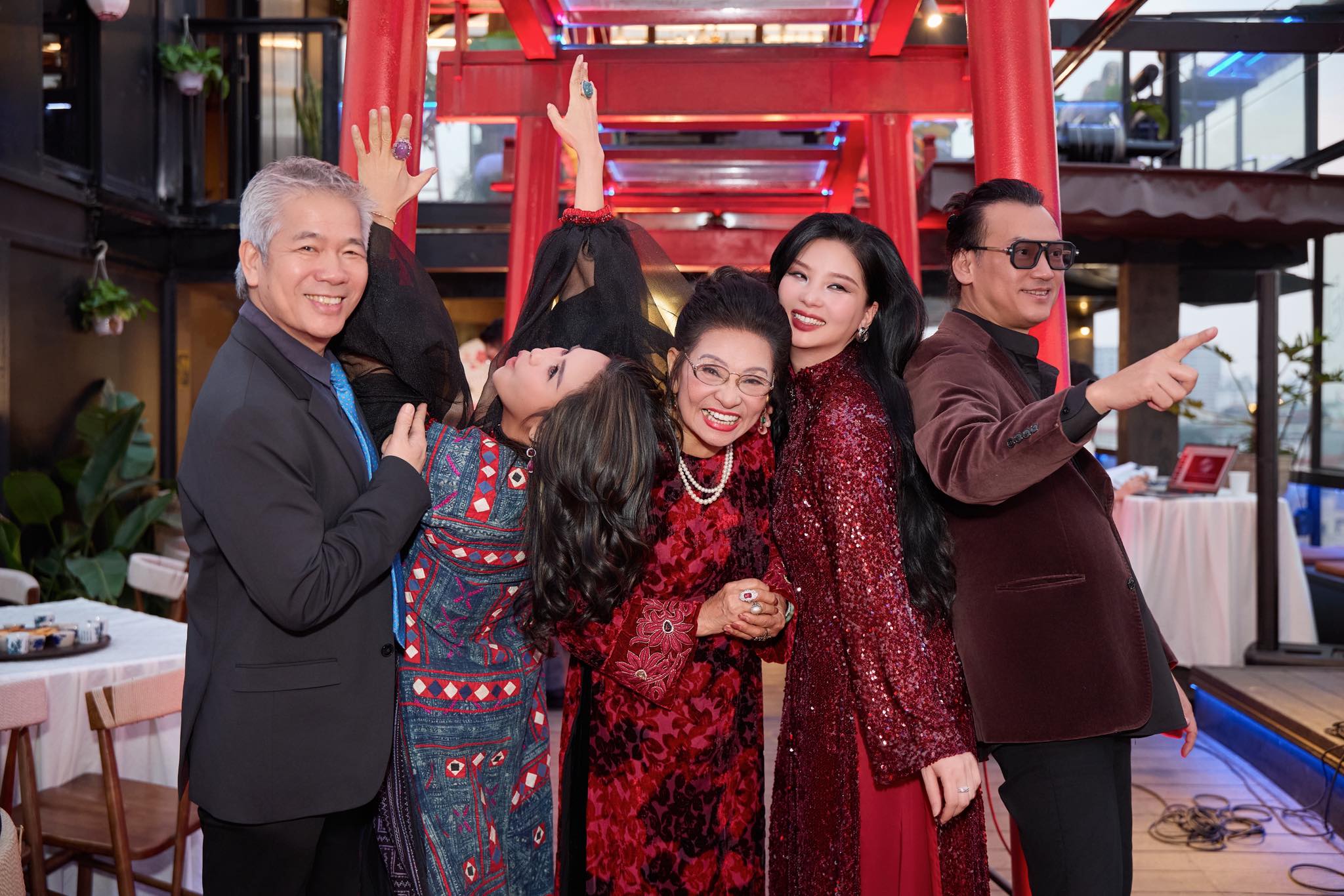 Mẹ ruột và em dâu Thanh Lam tỏa sáng trong bữa tiệc tất niên ấm cúng - Ảnh 4. Mẹ ruột và em dâu Thanh Lam tỏa sáng trong bữa tiệc tất niên ấm cúng - Ảnh 4.