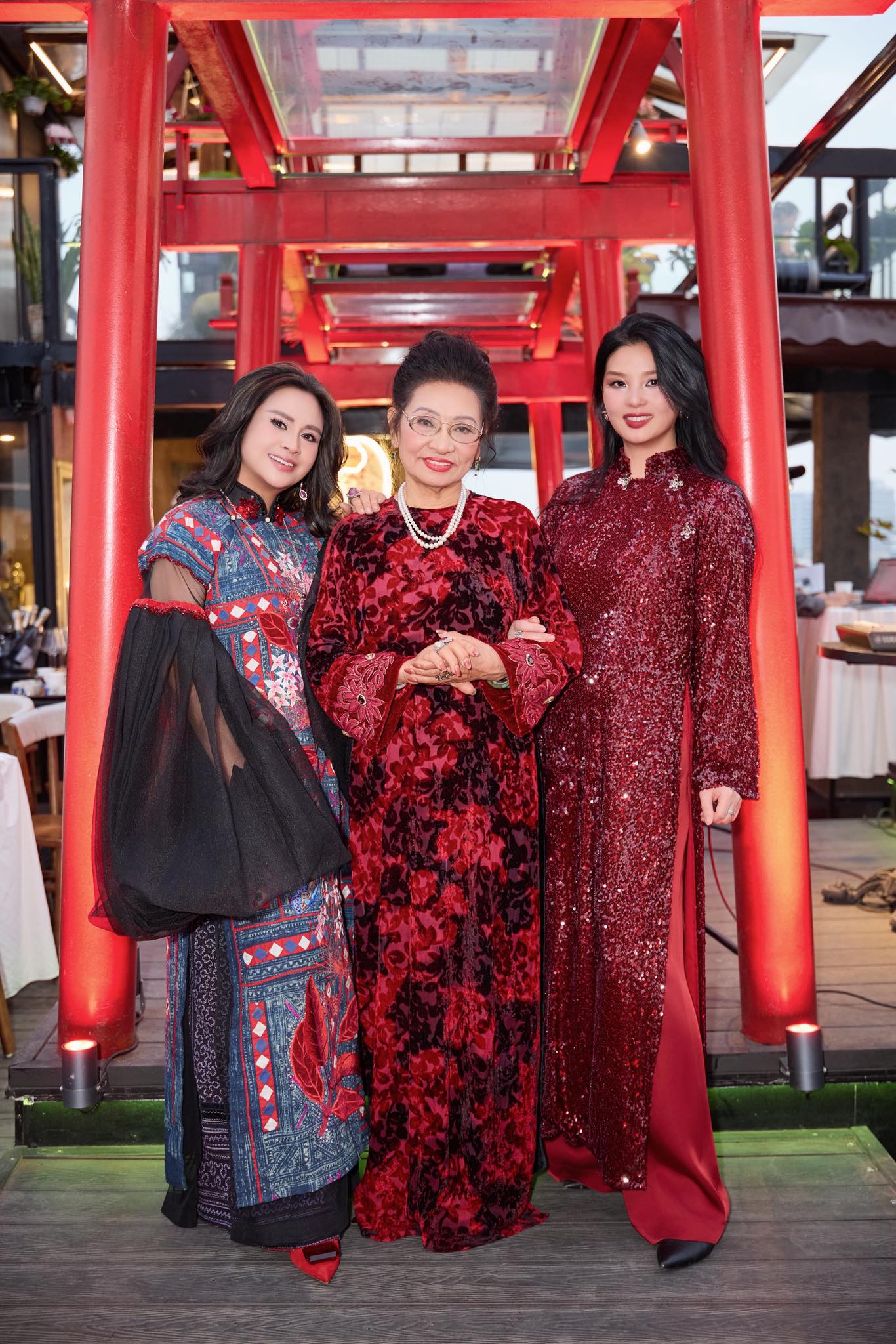 Mẹ ruột và em dâu Thanh Lam tỏa sáng trong bữa tiệc tất niên ấm cúng - Ảnh 3. Mẹ ruột và em dâu Thanh Lam tỏa sáng trong bữa tiệc tất niên ấm cúng - Ảnh 3.