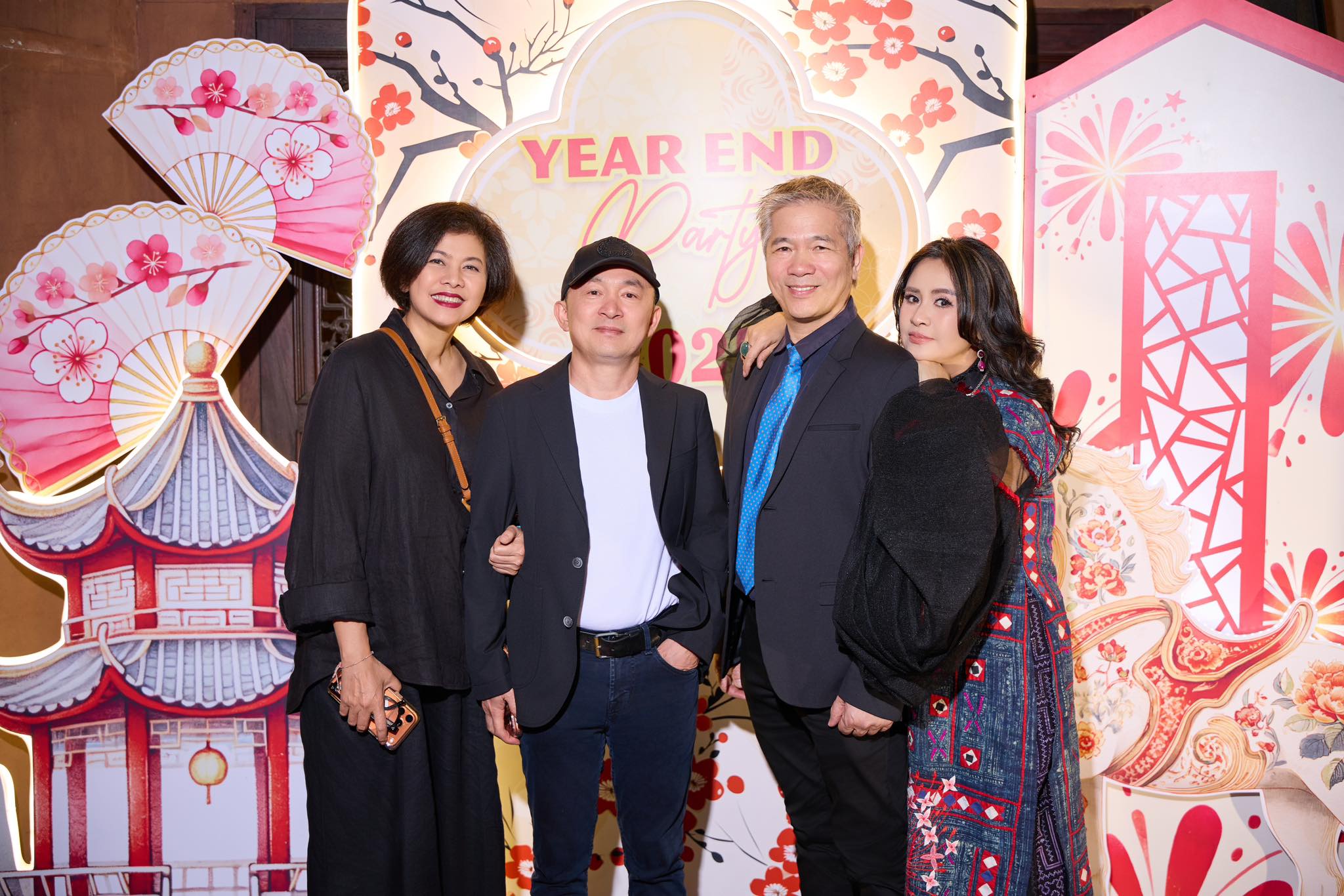 Mẹ ruột và em dâu Thanh Lam tỏa sáng trong bữa tiệc tất niên ấm cúng - Ảnh 5. Mẹ ruột và em dâu Thanh Lam tỏa sáng trong bữa tiệc tất niên ấm cúng - Ảnh 5.