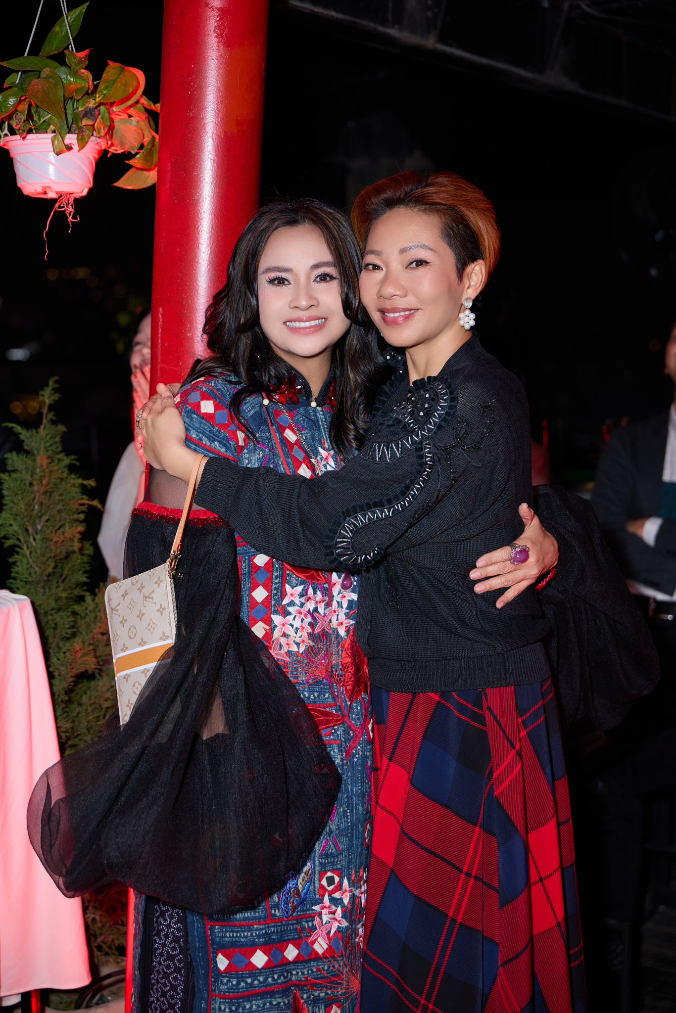 Mẹ ruột và em dâu Thanh Lam tỏa sáng trong bữa tiệc tất niên ấm cúng - Ảnh 8. Mẹ ruột và em dâu Thanh Lam tỏa sáng trong bữa tiệc tất niên ấm cúng - Ảnh 8.