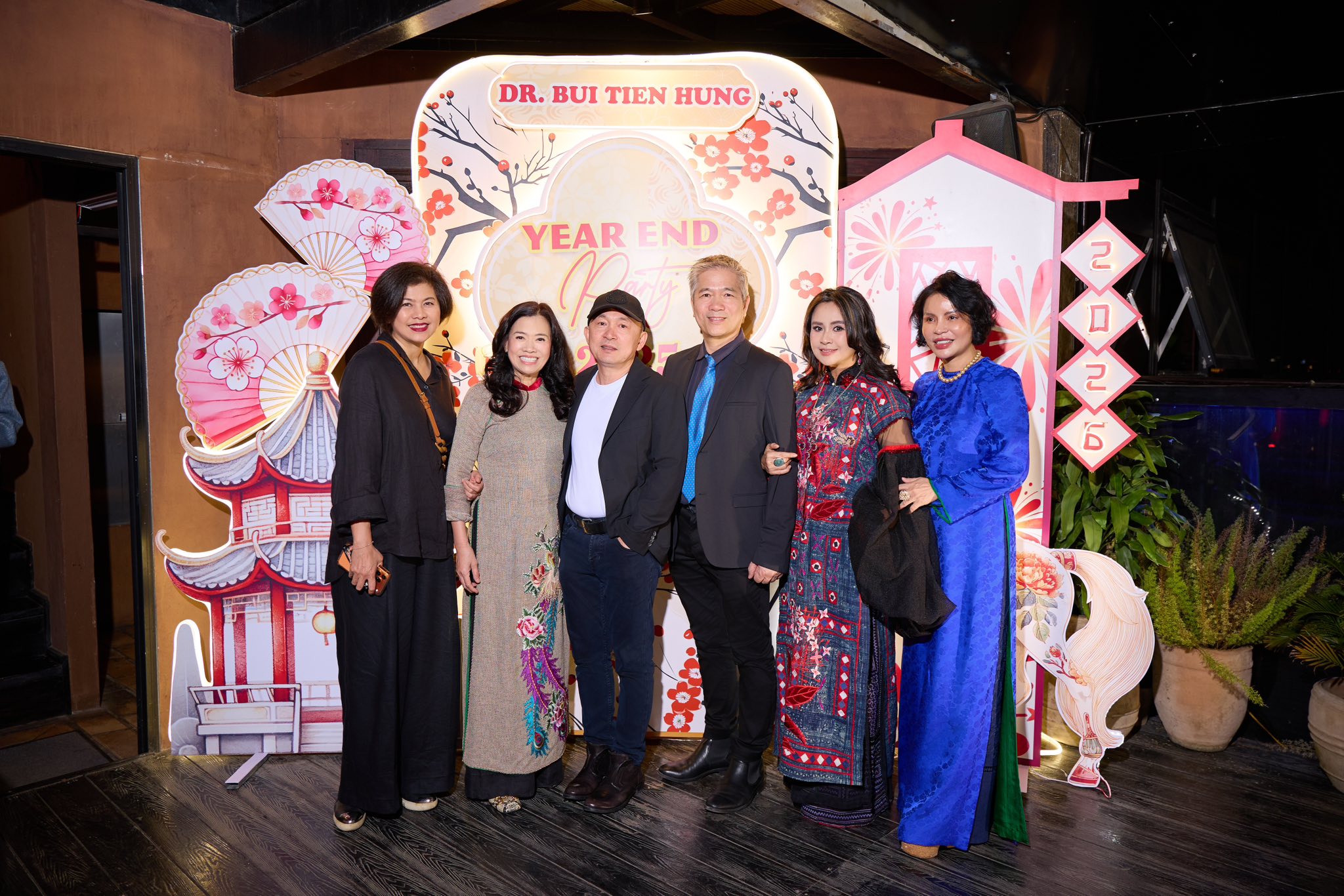 Mẹ ruột và em dâu Thanh Lam tỏa sáng trong bữa tiệc tất niên ấm cúng - Ảnh 6. Mẹ ruột và em dâu Thanh Lam tỏa sáng trong bữa tiệc tất niên ấm cúng - Ảnh 6.