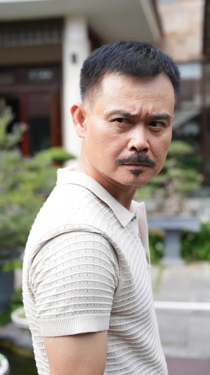 Nam NSƯT chuy&ecirc;n vai '&ocirc;ng tr&ugrave;m' phim giờ v&agrave;ng VTV, ngo&agrave;i đời b&aacute;n b&aacute;nh canh - Ảnh 4.