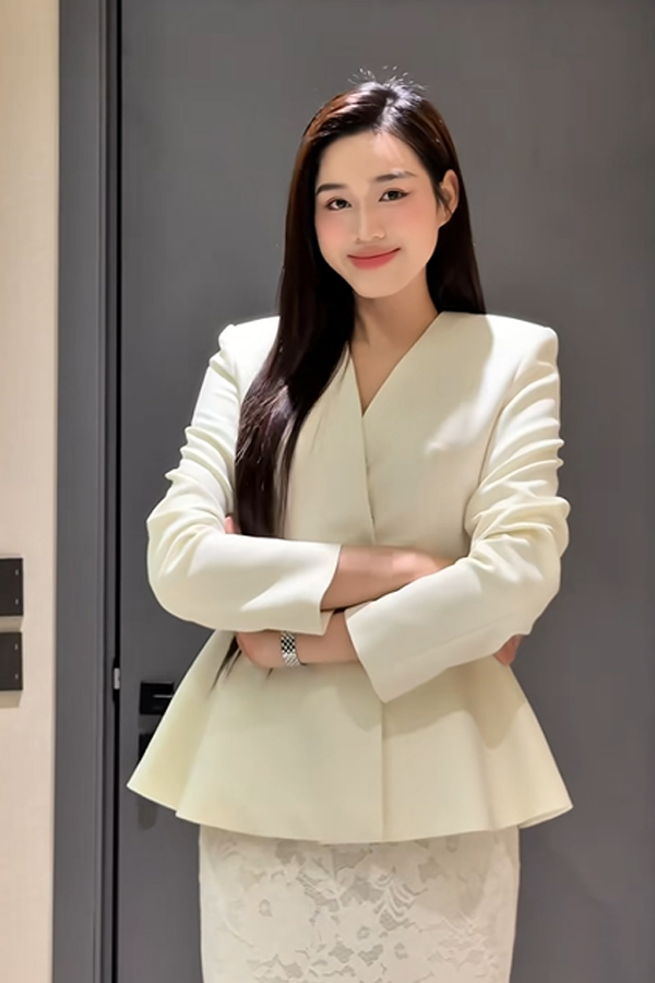 Nhan sắc tr&ograve;n đầy của Đỗ Thị H&agrave; sau khi lấy chồng thiếu gia qu&ecirc; Quảng Trị - Ảnh 4.