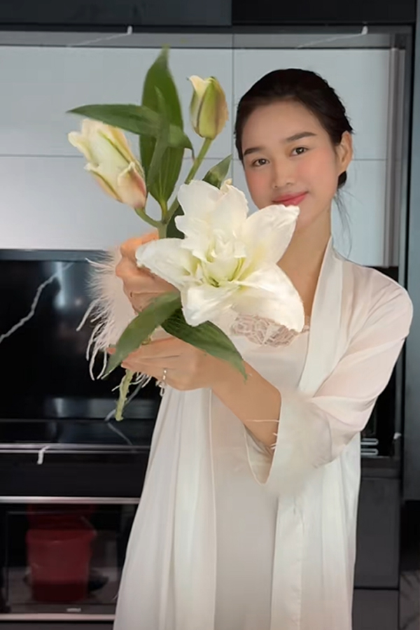 Nhan sắc tr&ograve;n đầy của Đỗ Thị H&agrave; sau khi lấy chồng thiếu gia qu&ecirc; Quảng Trị - Ảnh 8.