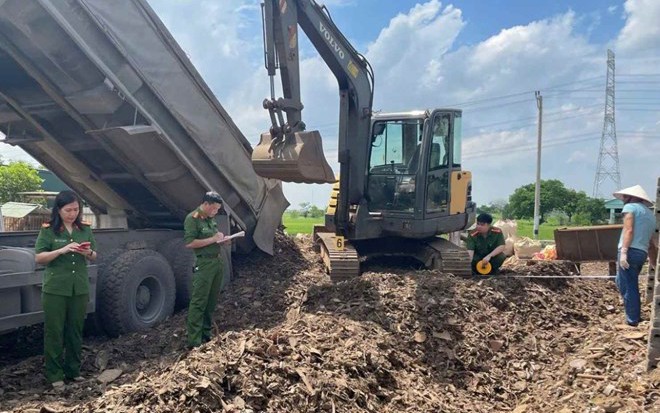 Ch&ocirc;n lấp chất thải x&acirc;y dựng tr&aacute;i ph&eacute;p, hai người đ&agrave;n &ocirc;ng bị khởi tố
