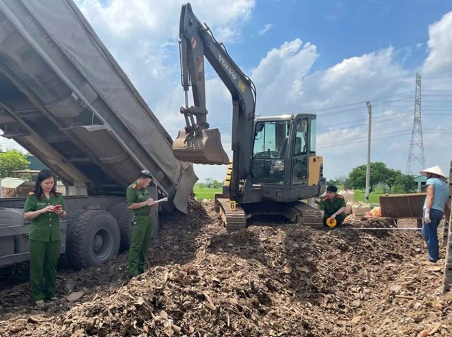 Đổ chất thải xây dựng trái phép, hai người đàn ông bị khởi tố - Ảnh 1. Đổ chất thải xây dựng trái phép, hai người đàn ông bị khởi tố - Ảnh 1.