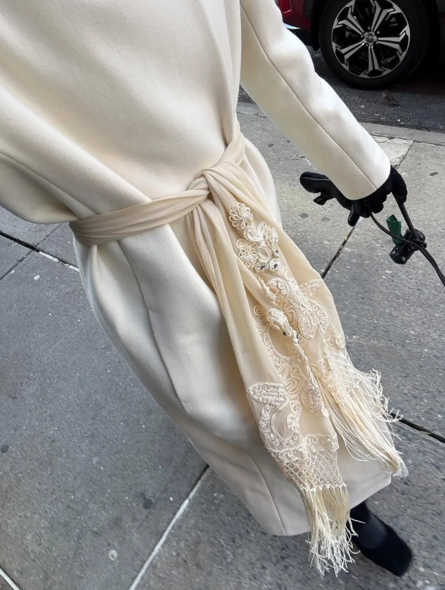 C&ocirc;ng thức phối đồ thời thượng c&ugrave;ng &aacute;o kho&aacute;c m&agrave;u kem - Ảnh 1.