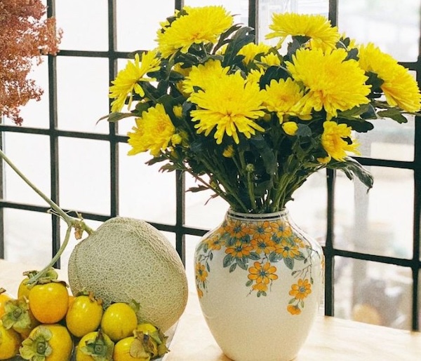 C&aacute;ch cắm hoa ng&agrave;y Tết đẹp, đơn giản mang lại may mắn cho gia chủ - Ảnh 2.