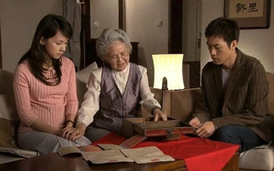 Mẹ trao hết t&agrave;i sản cho con trai, đến l&uacute;c ốm lại m&ograve; đến &eacute;p con g&aacute;i chăm s&oacute;c