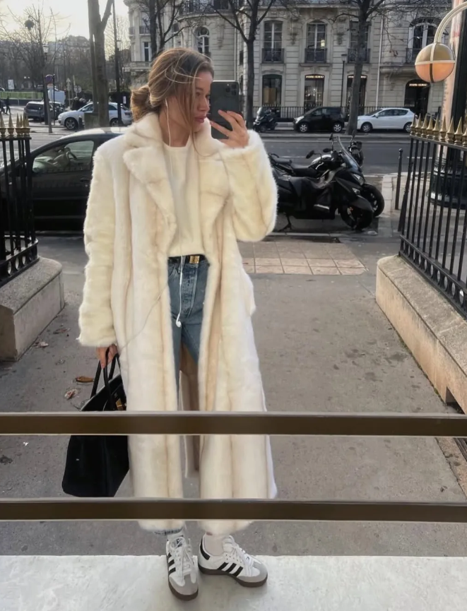 C&ocirc;ng thức phối đồ thời thượng c&ugrave;ng &aacute;o kho&aacute;c m&agrave;u kem - Ảnh 2.