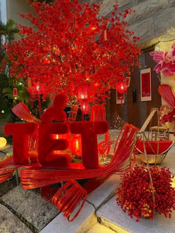 Con gái Đàm Thu Trang phụ giúp mẹ trang trí biệt thự đón Tết - Ảnh 2. Con gái Đàm Thu Trang phụ giúp mẹ trang trí biệt thự đón Tết - Ảnh 2.