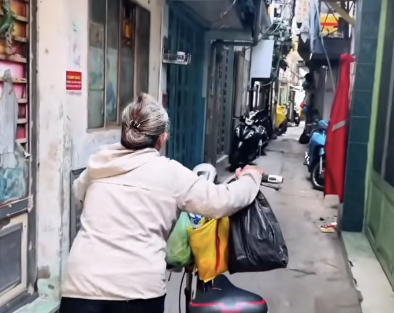 Nữ nghệ sĩ cải lương xế chiều lượm ve chai và ơn nghĩa với Quý Bình - Ảnh 2. Nữ nghệ sĩ cải lương xế chiều lượm ve chai và ơn nghĩa với Quý Bình - Ảnh 2.