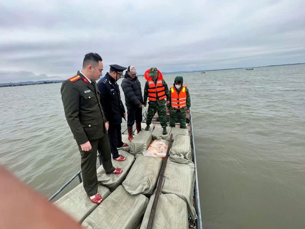 Thu giữ gần 1 tấn nầm lợn đ&ocirc;ng lạnh kh&ocirc;ng nguồn gốc tr&ecirc;n biển  - Ảnh 1.