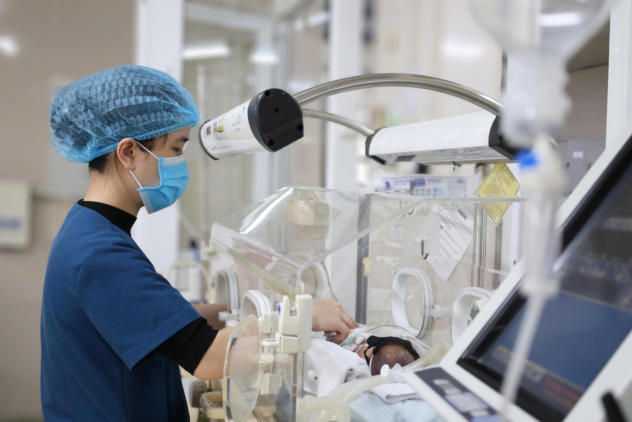 Ninh Bình cứu sống trẻ sinh non nguy kịch do đẻ rơi tại nhà - Ảnh 1.