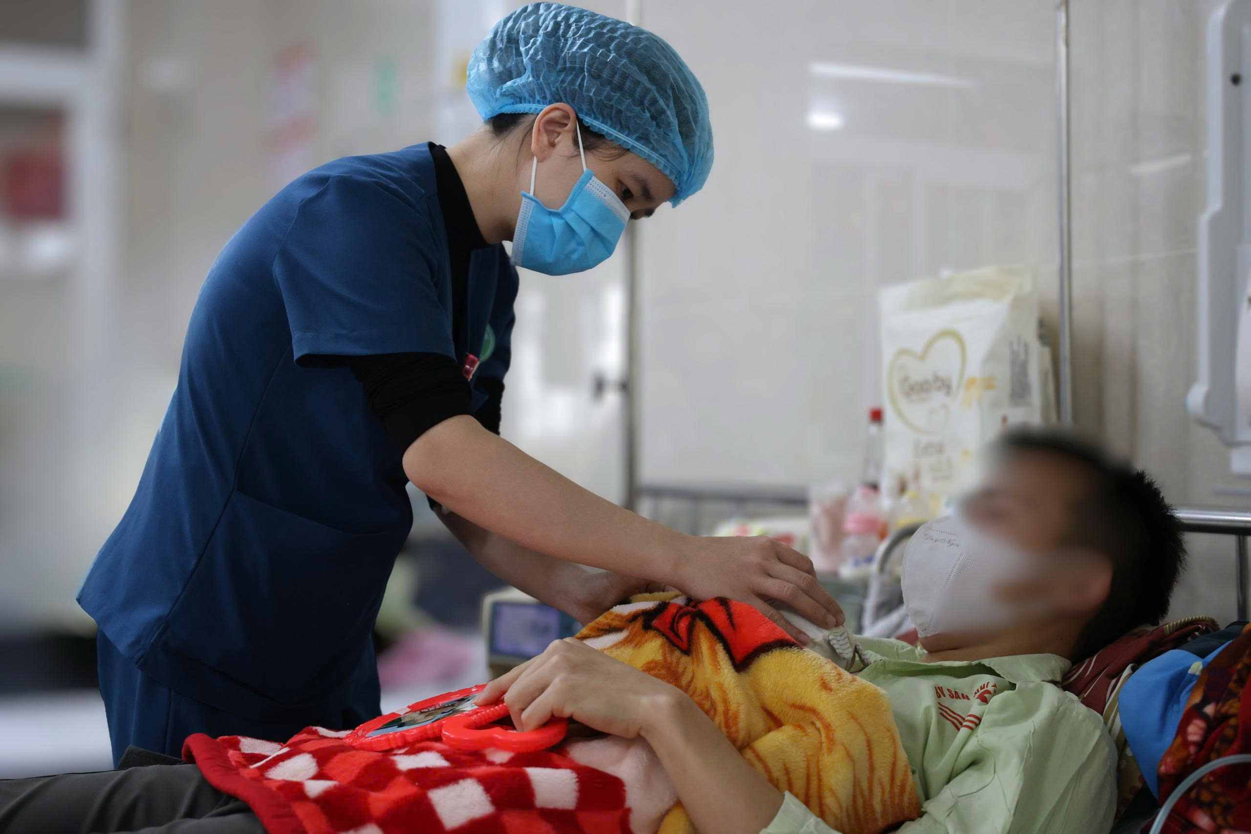 Ninh Bình cứu sống trẻ sinh non nguy kịch do đẻ rơi tại nhà - Ảnh 2.