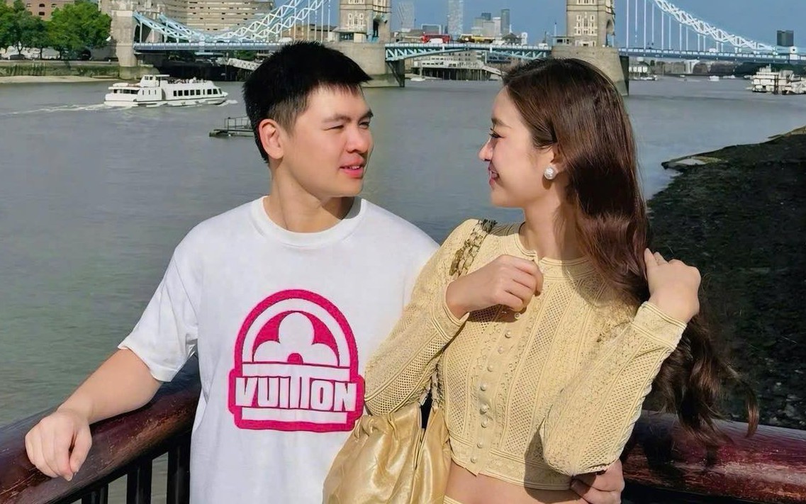 Chồng Đỗ Mỹ Linh dẫn vợ du lịch trời T&acirc;y, n&oacute;i một c&acirc;u "g&acirc;y sốt" mạng x&atilde; hội