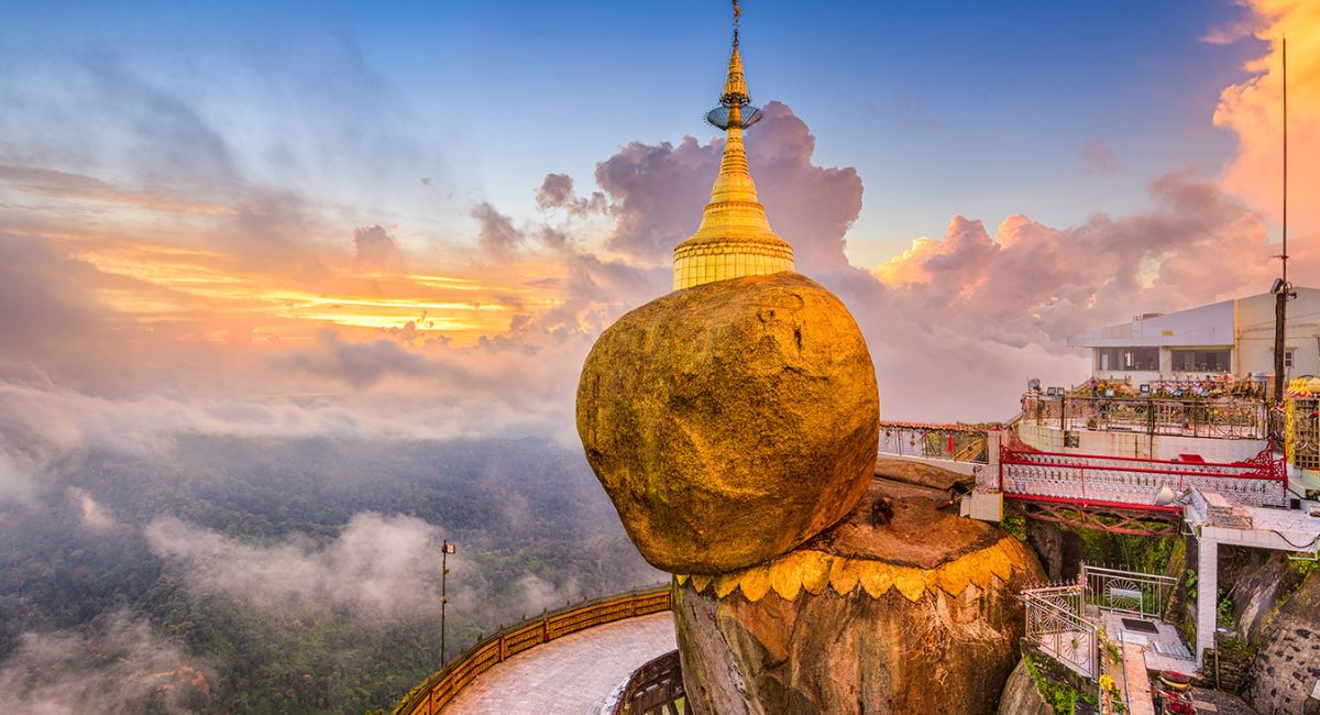 Hòn Đá Đắt Vàng Khổng Lồ Chênh Vênh Trên Vách Núi 1.100m, Hàng Nghìn Năm Không Rơi