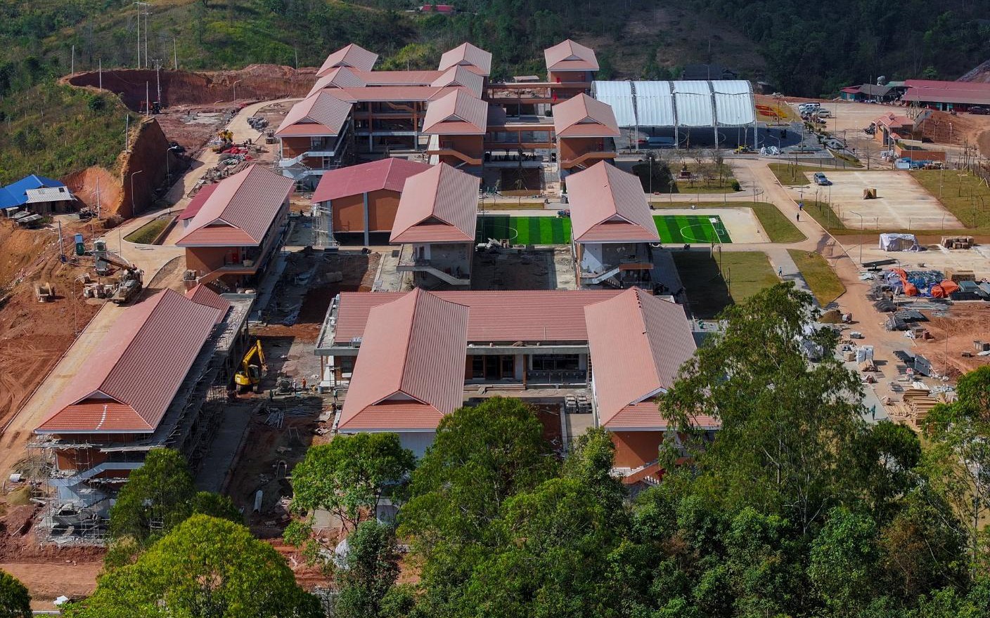 Gấp rút thi công hoàn thành 10 trường nội trú liên cấp biên giới trước năm học mới - Ảnh 4.