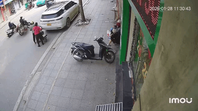 H&agrave; Nội: T&agrave;i xế &ocirc; t&ocirc; con g&acirc;y tai nạn khiến 2 người thương vong tr&ecirc;n phố Kh&acirc;m Thi&ecirc;n bị tạm giữ - Ảnh 1.