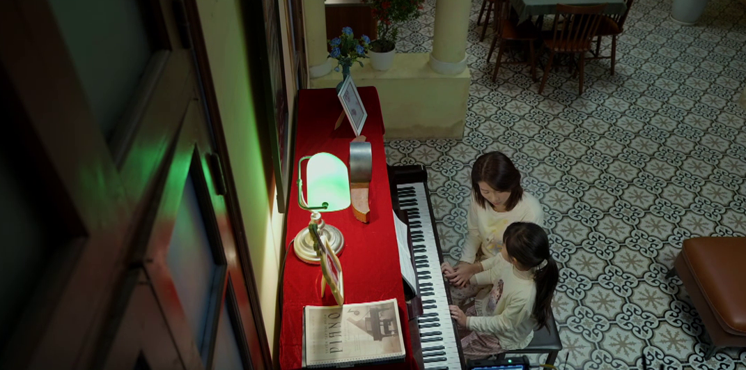 Gia đ&igrave;nh tr&aacute;i dấu - Tập 26: Vợ đi bar về khuya, chồng ở nh&agrave; pha sẵn nước ng&acirc;m ch&acirc;n- Ảnh 1.