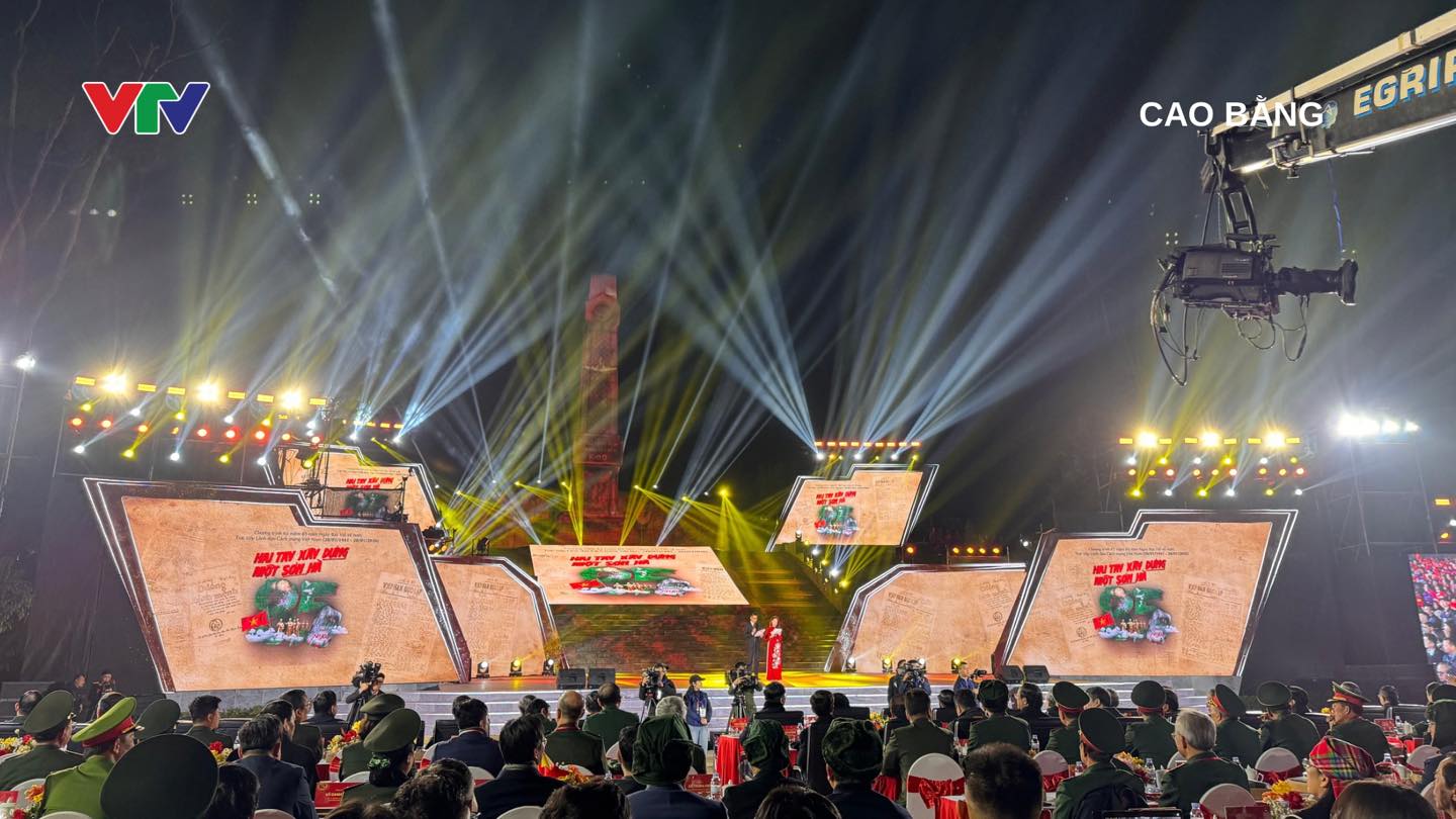 Cầu truyền hình “Hai tay xây dựng một sơn hà”: Xúc động và tự hào!- Ảnh 1. Cầu truyền hình “Hai tay xây dựng một sơn hà”: Xúc động và tự hào!- Ảnh 1.