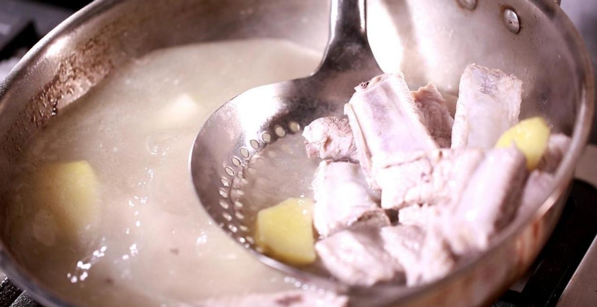 Muốn c&oacute; m&oacute;n sườn ngon cho Tết n&agrave;y: Đầu bếp gi&agrave;u kinh nghiệm chỉ cho bạn thao t&aacute;c quan trọng nhất cần l&agrave;m trước khi nấu- Ảnh 5.