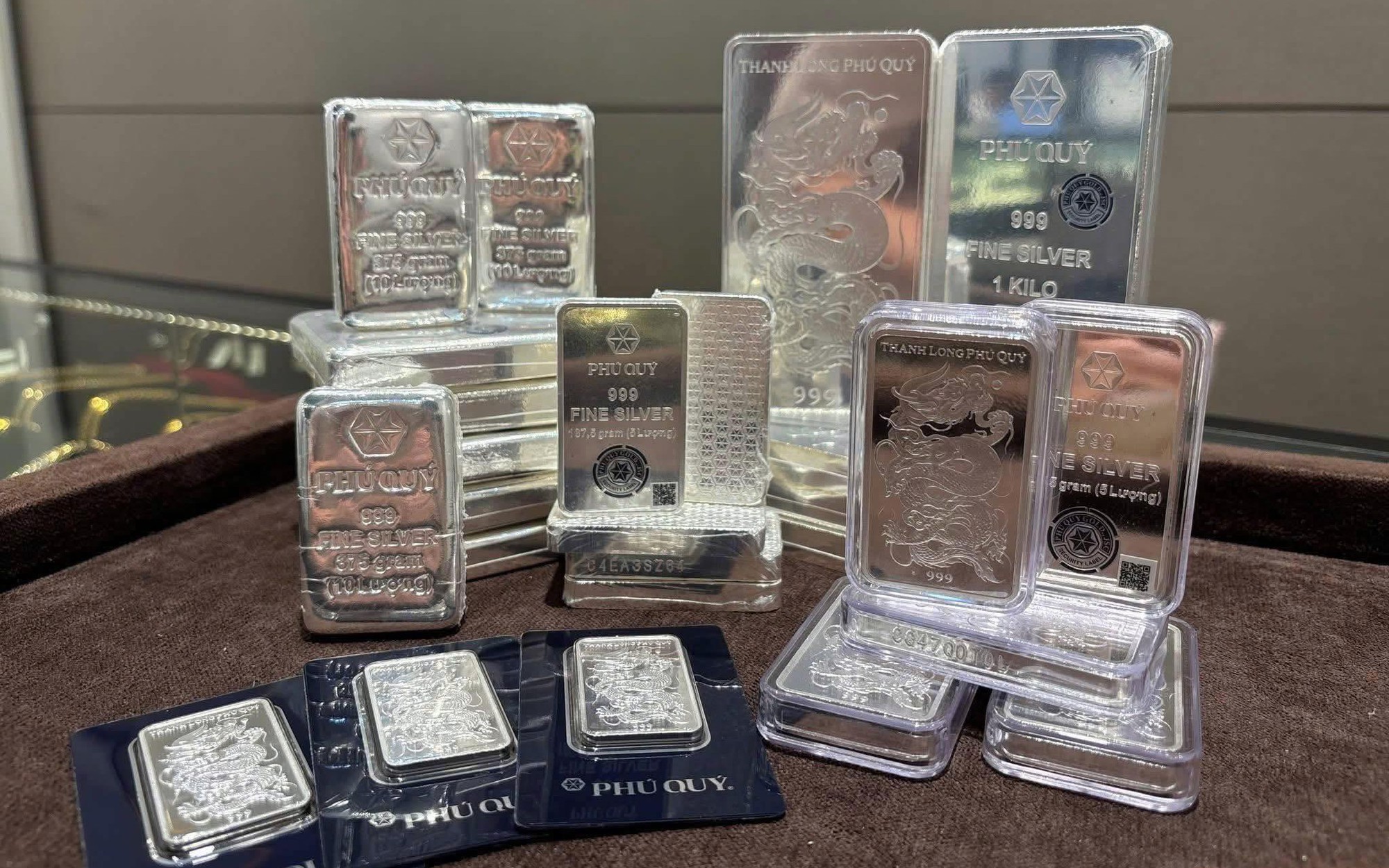 Giá cả đào rừng và đào Nhật tân tại Hà Nội cận Tết 2026Đào rừng 'xuống phố' Thủ đô ngày cận Tết, giá bán đắt đỏ, khởi điểm từ 120.000 đồng/cành - Ảnh 4. Giá cả đào rừng và đào Nhật tân tại Hà Nội cận Tết 2026Đào rừng 'xuống phố' Thủ đô ngày cận Tết, giá bán đắt đỏ, khởi điểm từ 120.000 đồng/cành - Ảnh 4.