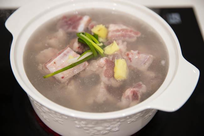 Muốn c&oacute; m&oacute;n sườn ngon cho Tết n&agrave;y: Đầu bếp gi&agrave;u kinh nghiệm chỉ cho bạn thao t&aacute;c quan trọng nhất cần l&agrave;m trước khi nấu- Ảnh 10.