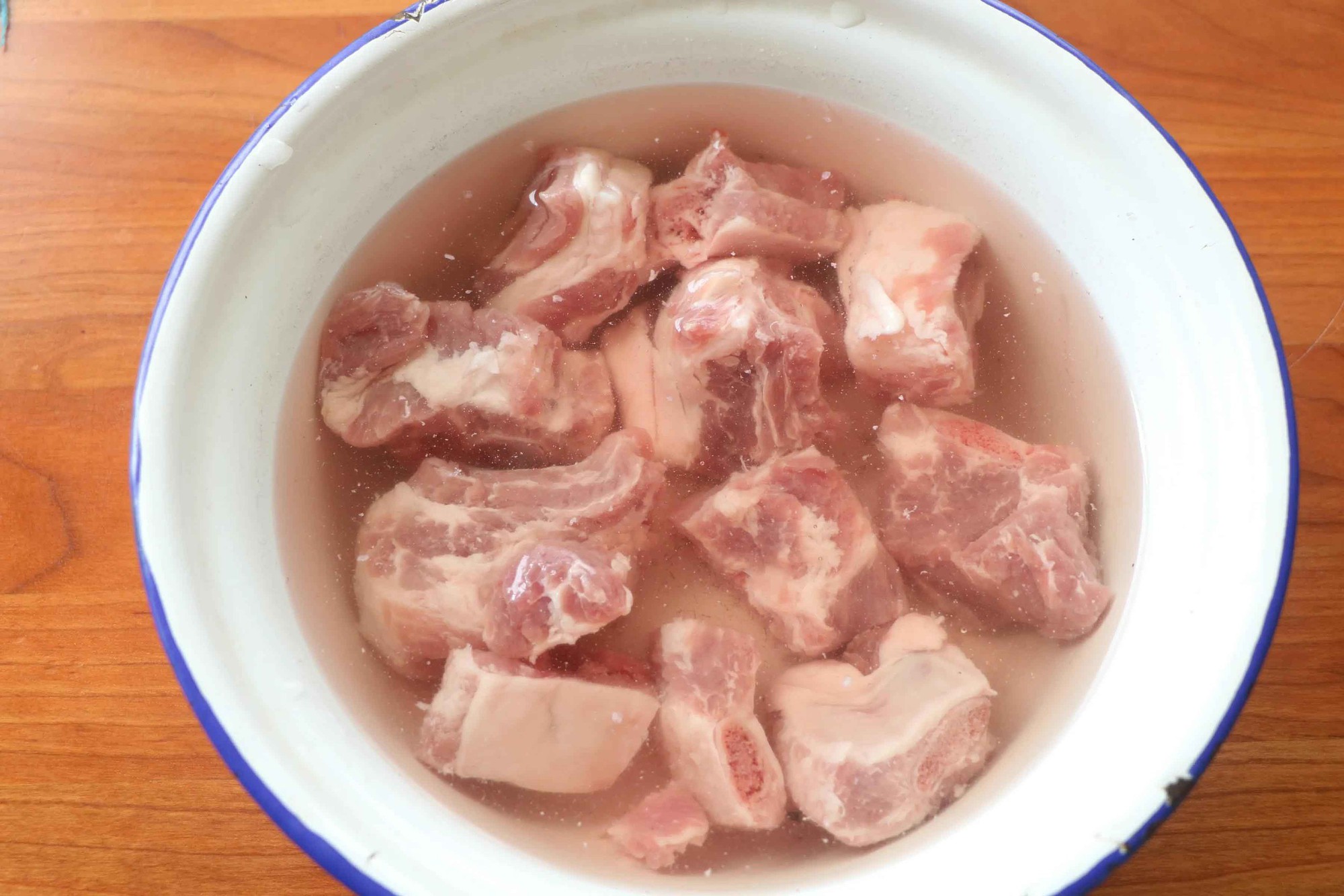 Muốn c&oacute; m&oacute;n sườn ngon cho Tết n&agrave;y: Đầu bếp gi&agrave;u kinh nghiệm chỉ cho bạn thao t&aacute;c quan trọng nhất cần l&agrave;m trước khi nấu- Ảnh 2.