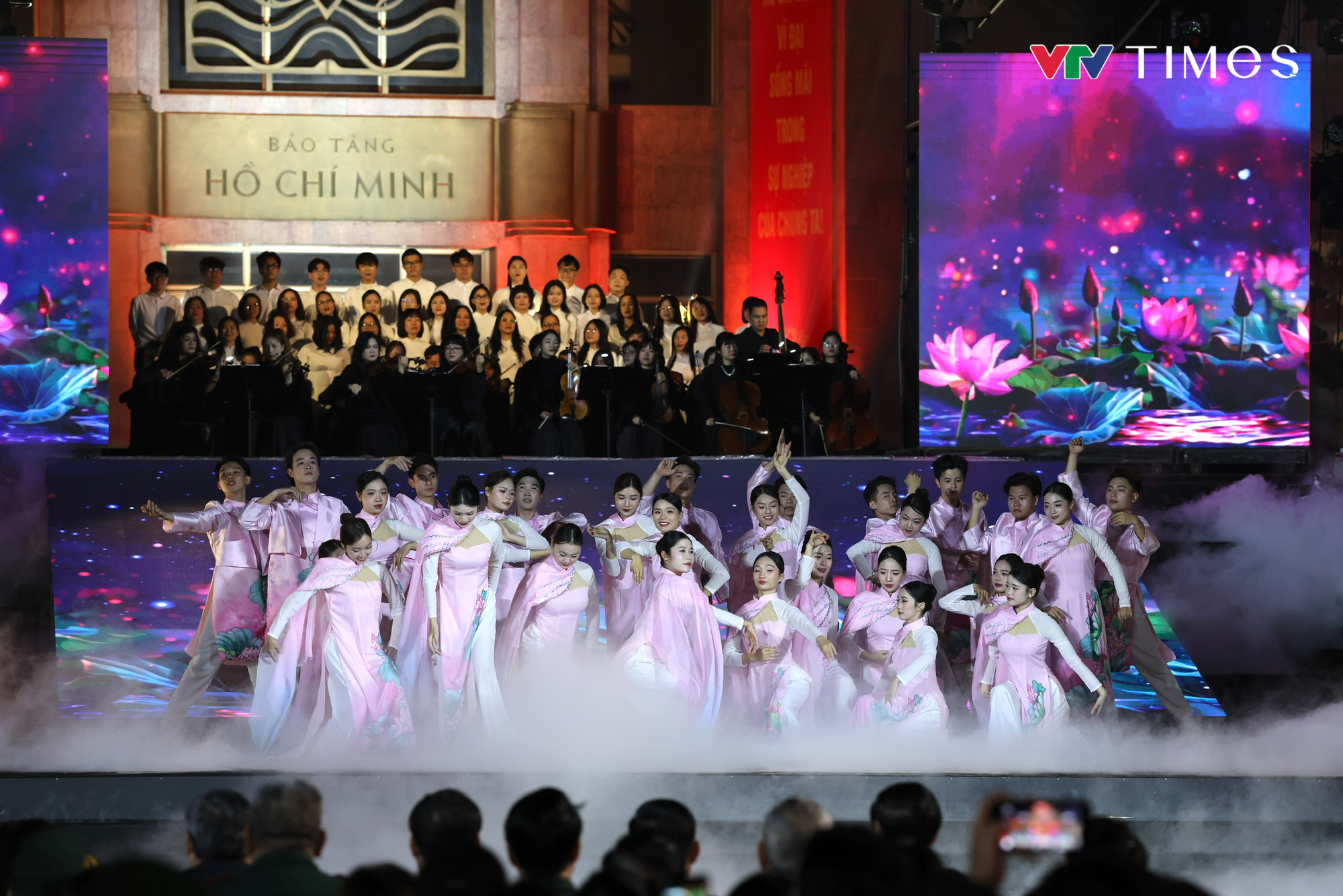 Cầu truyền hình “Hai tay xây dựng một sơn hà”: Xúc động và tự hào!- Ảnh 7. Cầu truyền hình “Hai tay xây dựng một sơn hà”: Xúc động và tự hào!- Ảnh 7.