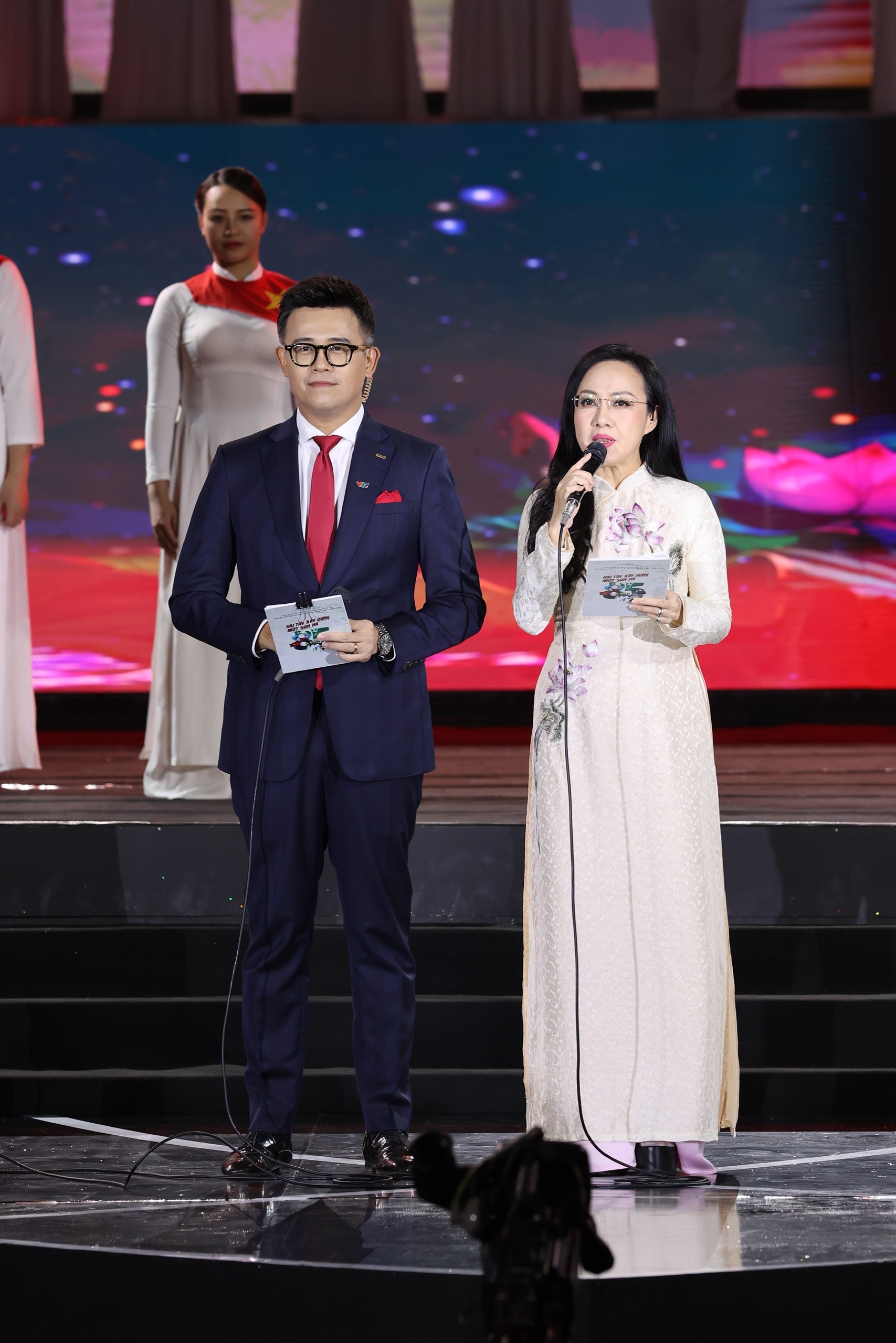 Cầu truyền hình “Hai tay xây dựng một sơn hà”: Xúc động và tự hào!- Ảnh 4. Cầu truyền hình “Hai tay xây dựng một sơn hà”: Xúc động và tự hào!- Ảnh 4.