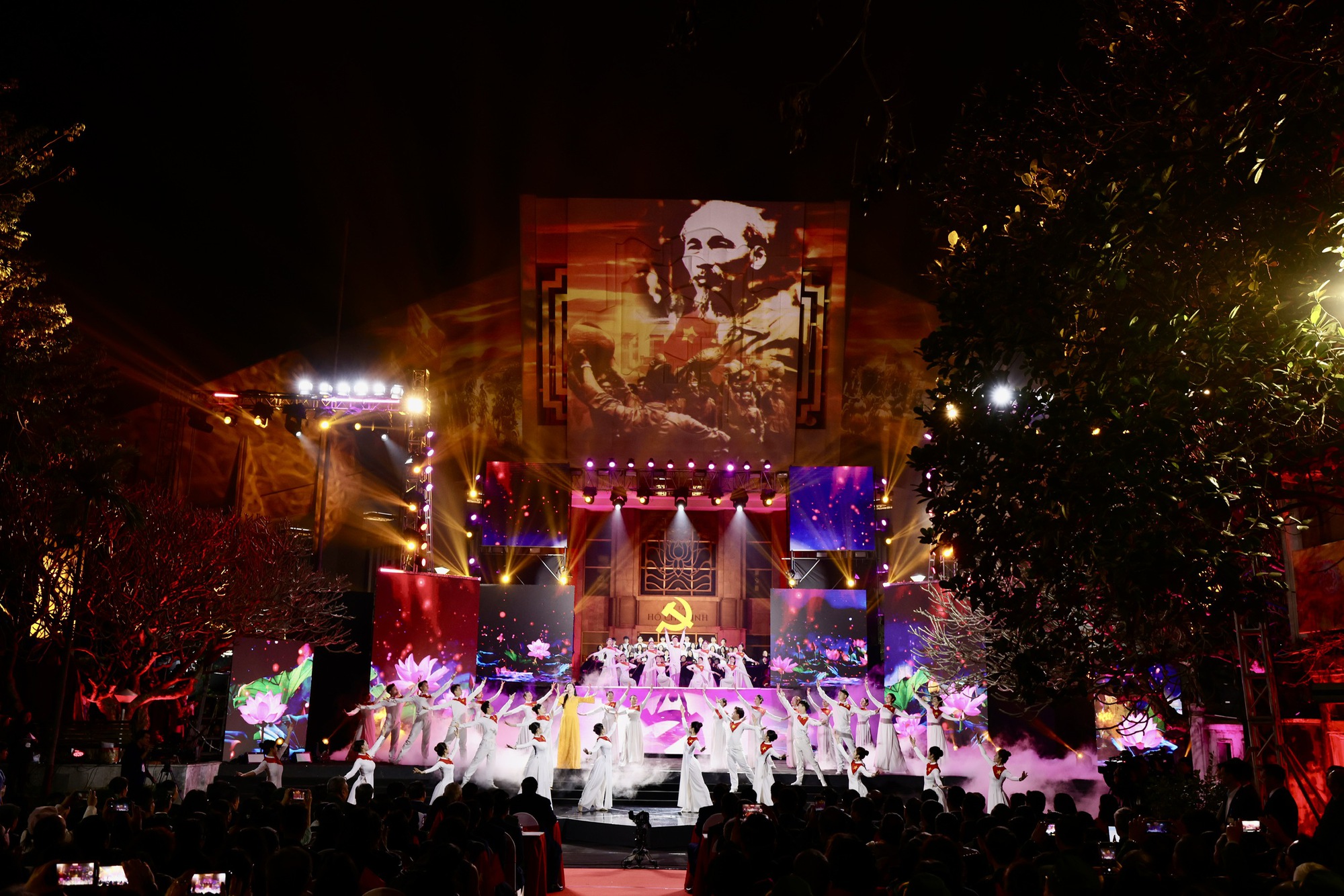 Cầu truyền hình “Hai tay xây dựng một sơn hà”: Xúc động và tự hào!- Ảnh 5. Cầu truyền hình “Hai tay xây dựng một sơn hà”: Xúc động và tự hào!- Ảnh 5.