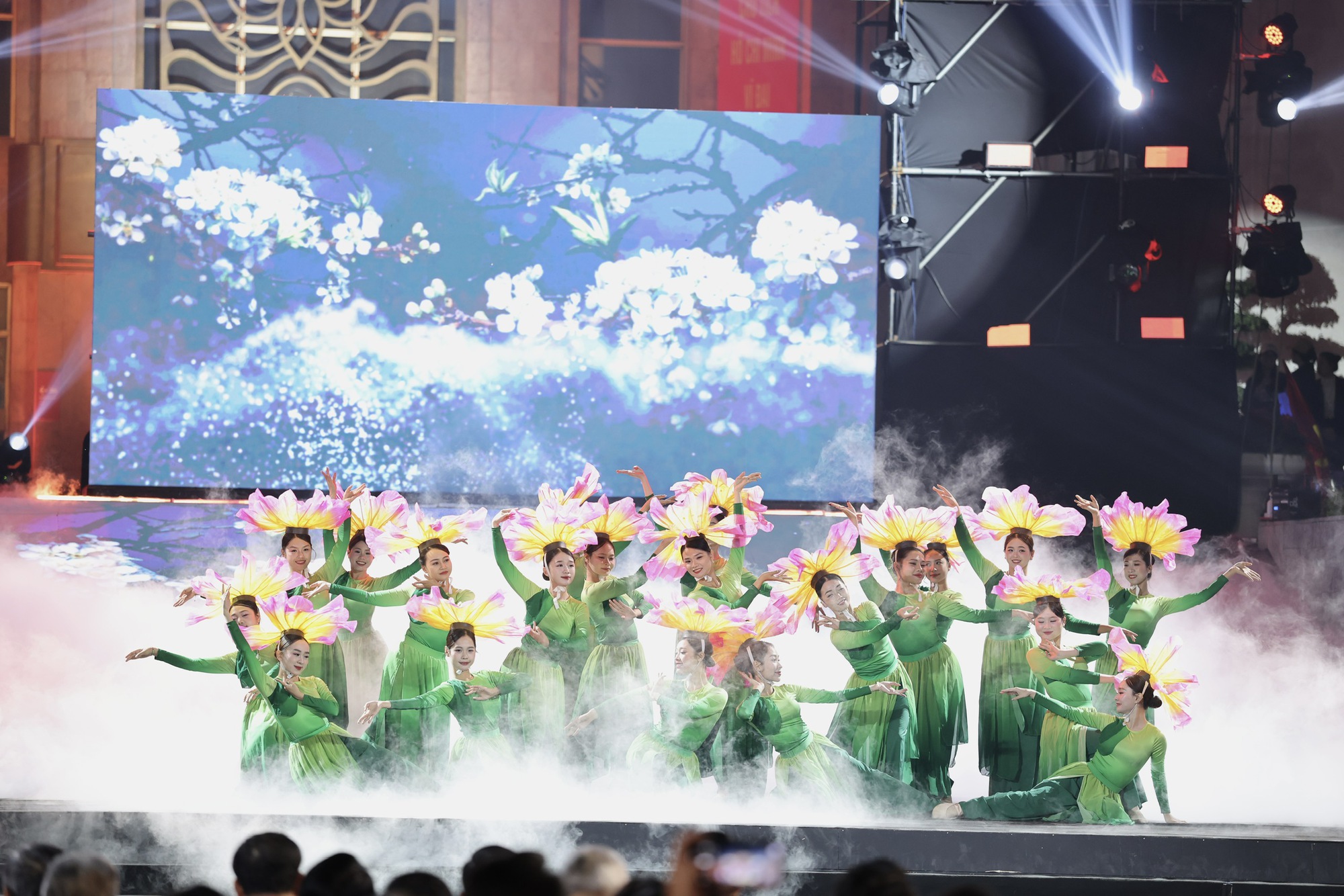 Cầu truyền hình “Hai tay xây dựng một sơn hà”: Xúc động và tự hào!- Ảnh 6. Cầu truyền hình “Hai tay xây dựng một sơn hà”: Xúc động và tự hào!- Ảnh 6.