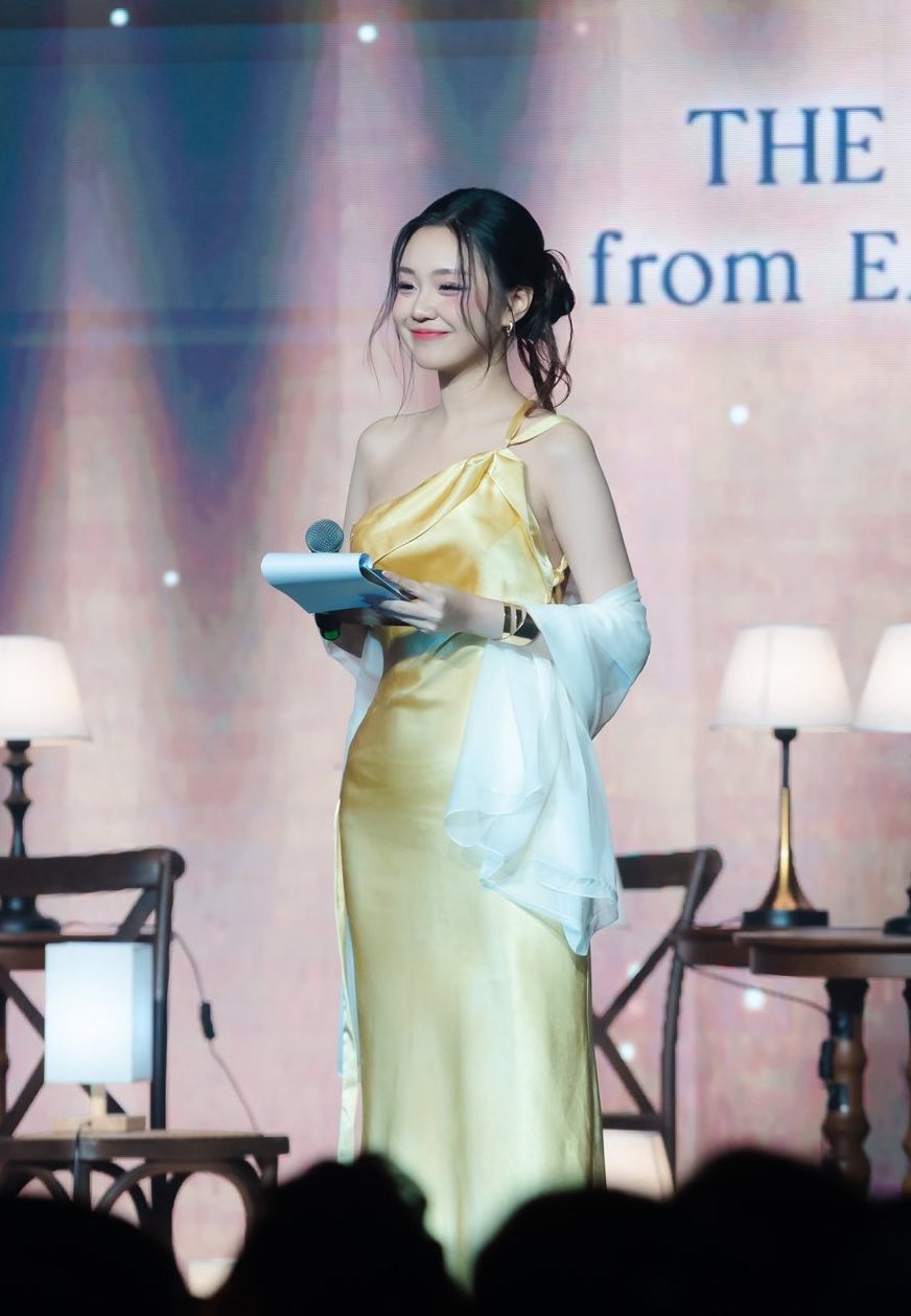 Nữ MC song ngữ qu&ecirc; Kh&aacute;nh H&ograve;a g&acirc;y ch&uacute; &yacute; tại Miss World Vietnam 2025 - Ảnh 10.