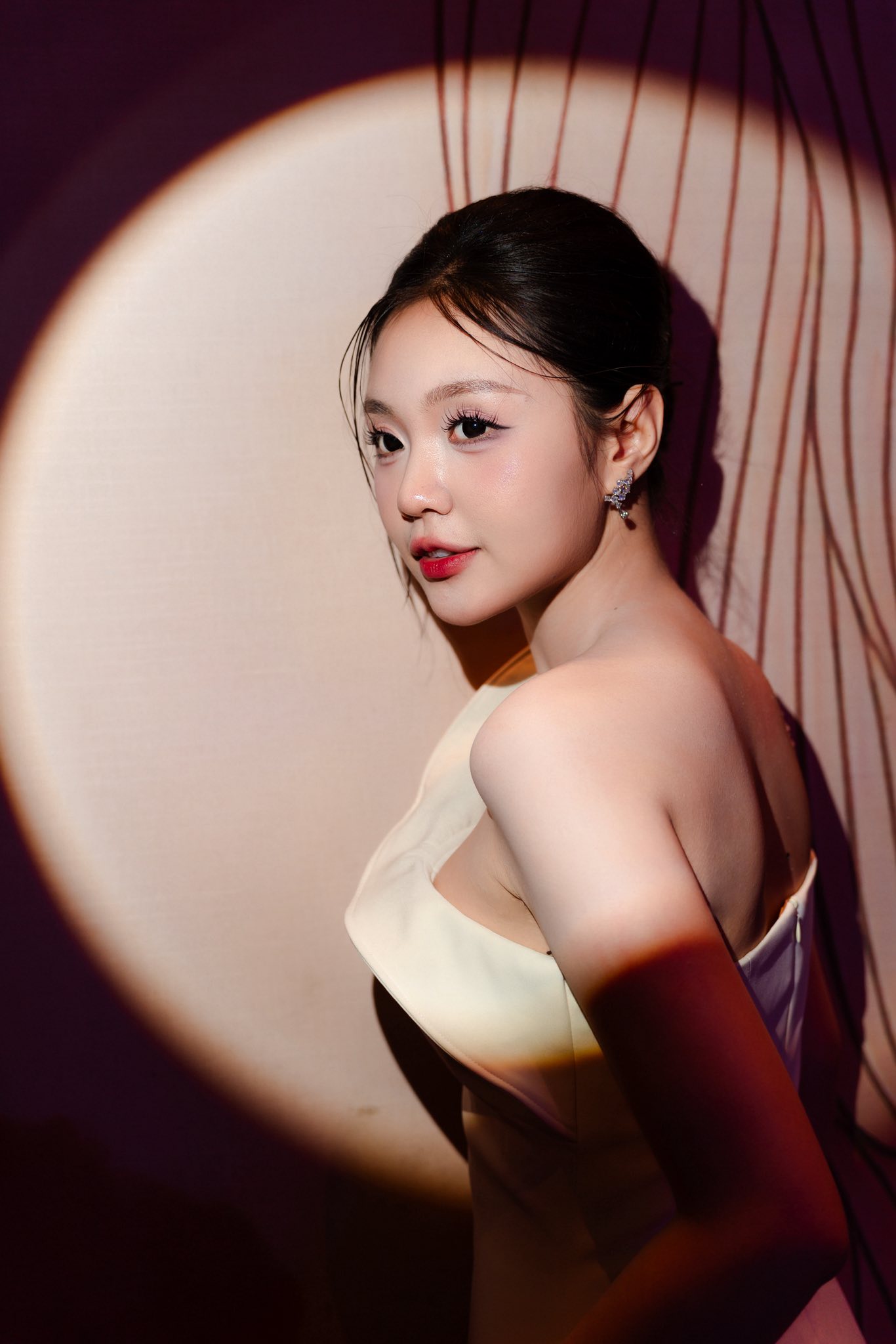 Nữ MC song ngữ qu&ecirc; Kh&aacute;nh H&ograve;a g&acirc;y ch&uacute; &yacute; tại Miss World Vietnam 2025 - Ảnh 8.