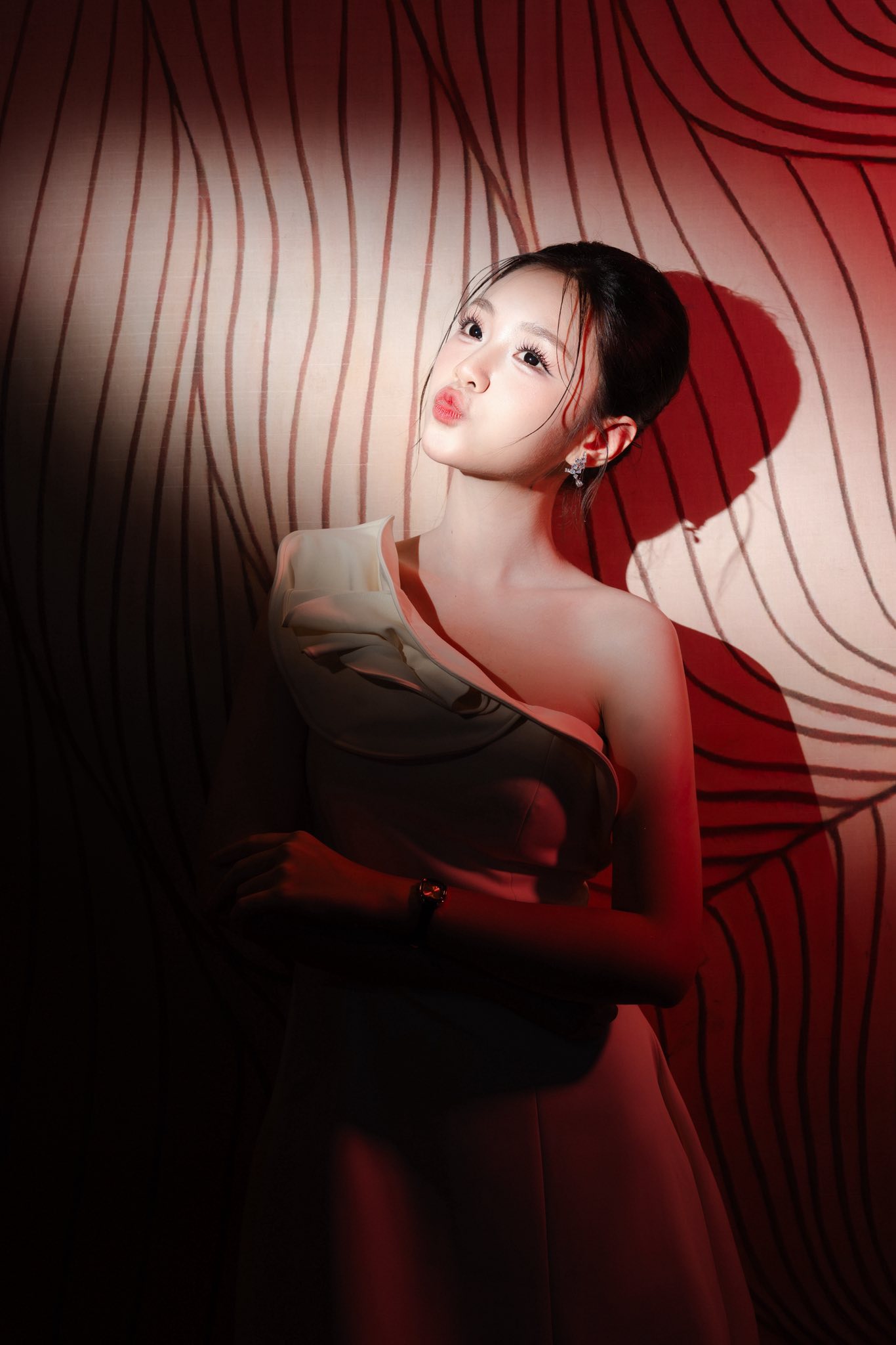 Nữ MC song ngữ qu&ecirc; Kh&aacute;nh H&ograve;a g&acirc;y ch&uacute; &yacute; tại Miss World Vietnam 2025 - Ảnh 9.