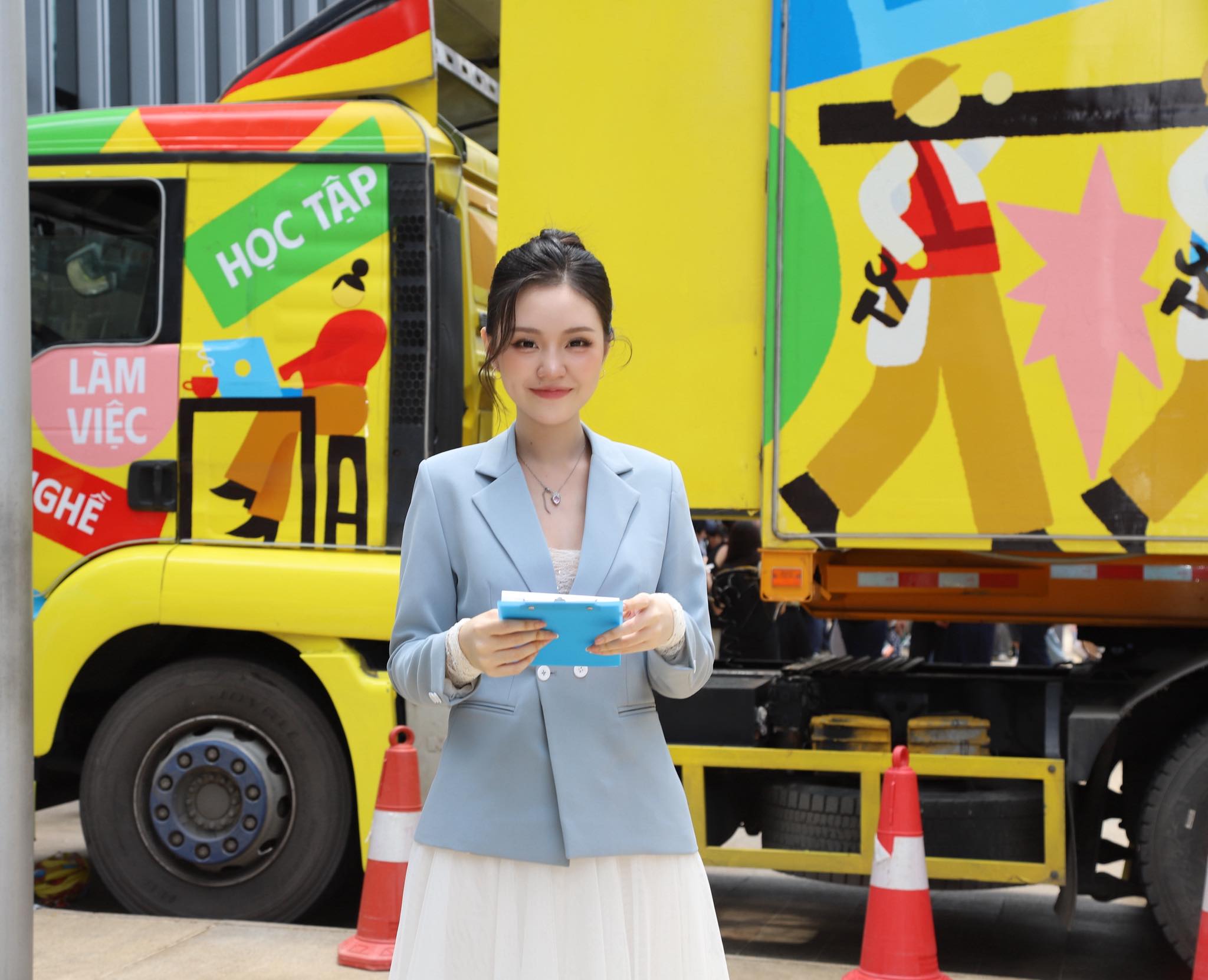 Nữ MC song ngữ qu&ecirc; Kh&aacute;nh H&ograve;a g&acirc;y ch&uacute; &yacute; tại Miss World Vietnam 2025 - Ảnh 11.