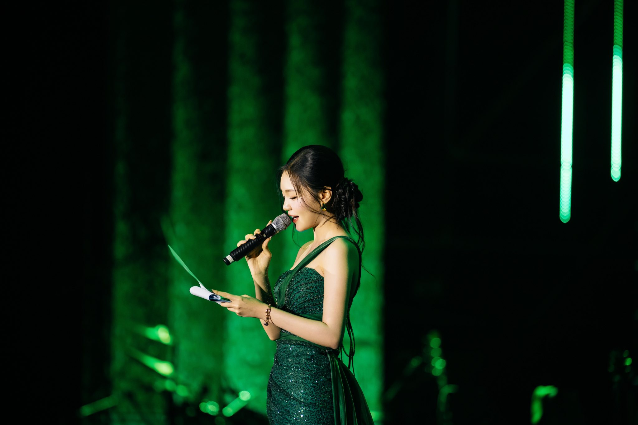 Nữ MC song ngữ qu&ecirc; Kh&aacute;nh H&ograve;a g&acirc;y ch&uacute; &yacute; tại Miss World Vietnam 2025 - Ảnh 12.