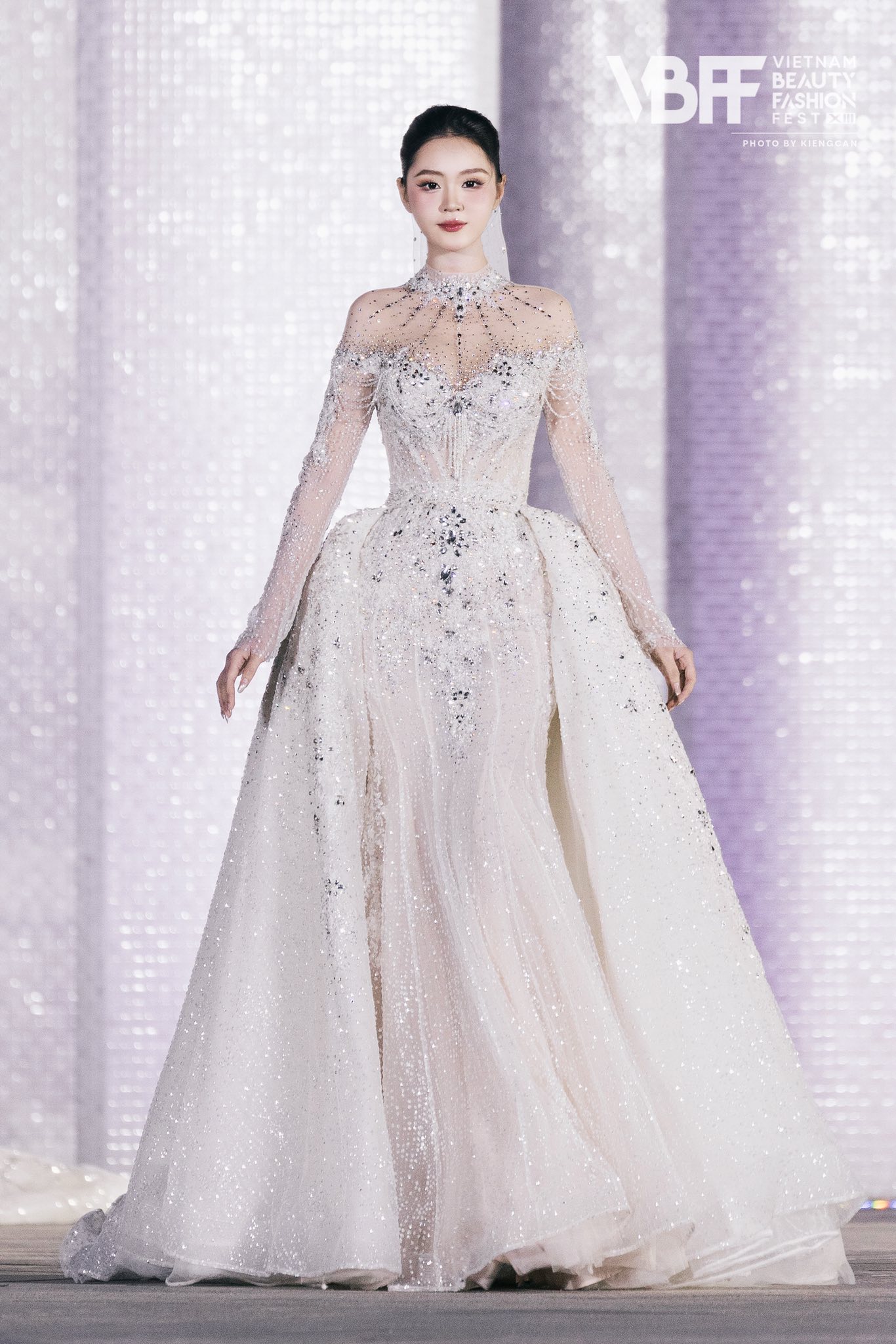 Nữ MC song ngữ qu&ecirc; Kh&aacute;nh H&ograve;a g&acirc;y ch&uacute; &yacute; tại Miss World Vietnam 2025 - Ảnh 4.