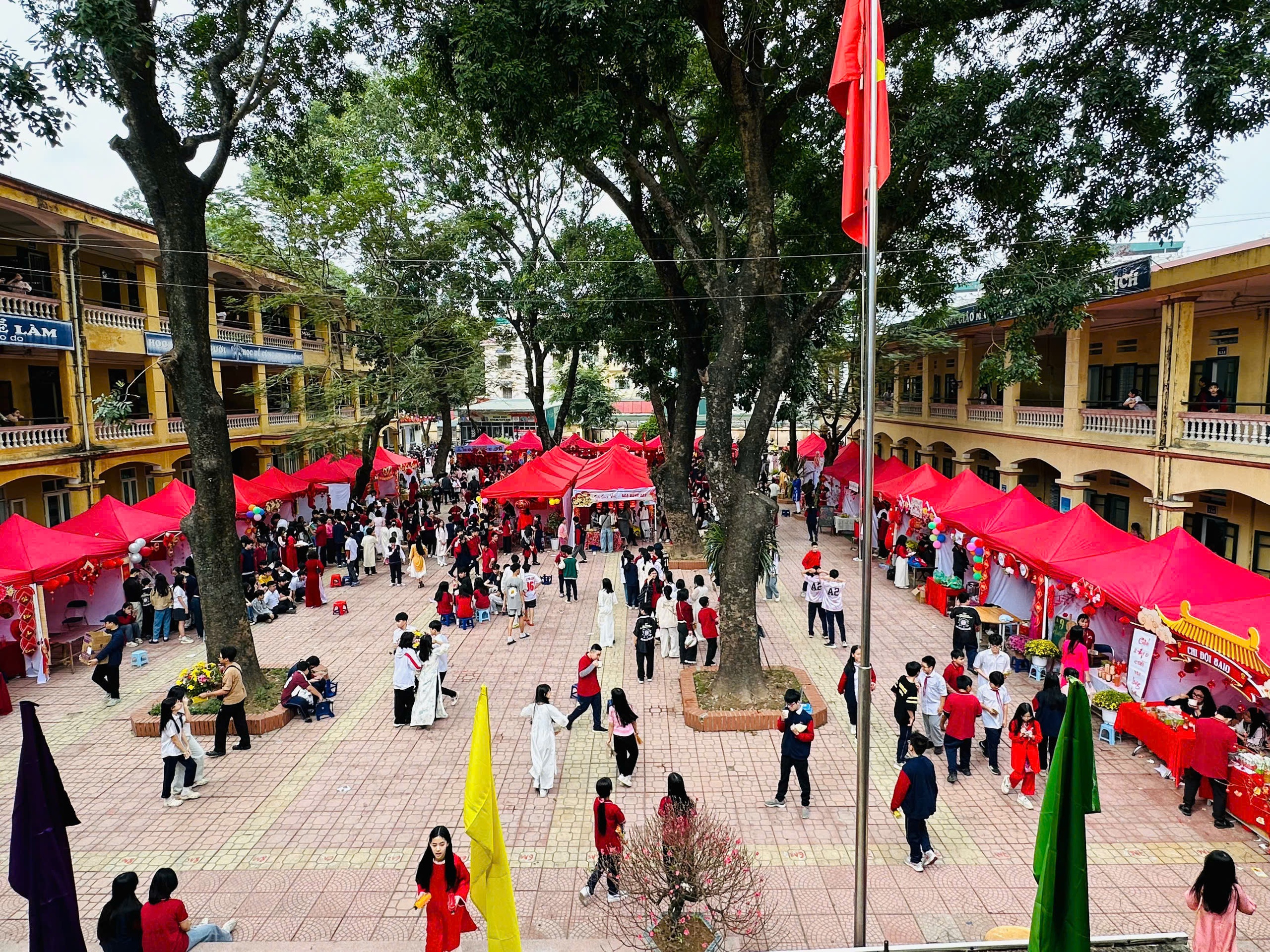 Hội chợ quê đưa không khí Tết Nguyên đán về sớm trên nhiều sân trường Thủ đô - Ảnh 2. Hội chợ quê đưa không khí Tết Nguyên đán về sớm trên nhiều sân trường Thủ đô - Ảnh 2.