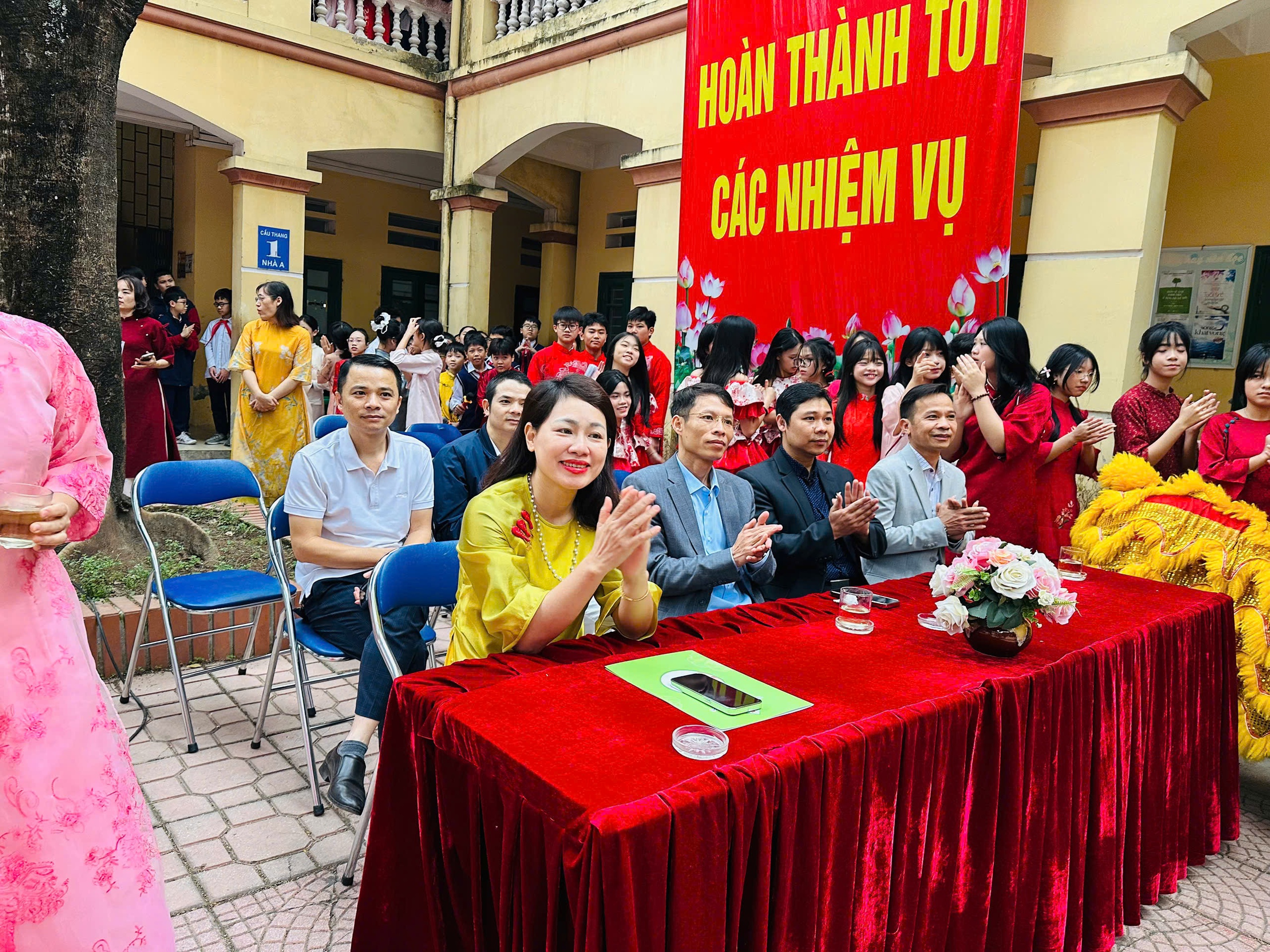Hội chợ quê đưa không khí Tết Nguyên đán về sớm trên nhiều sân trường Thủ đô - Ảnh 1. Hội chợ quê đưa không khí Tết Nguyên đán về sớm trên nhiều sân trường Thủ đô - Ảnh 1.