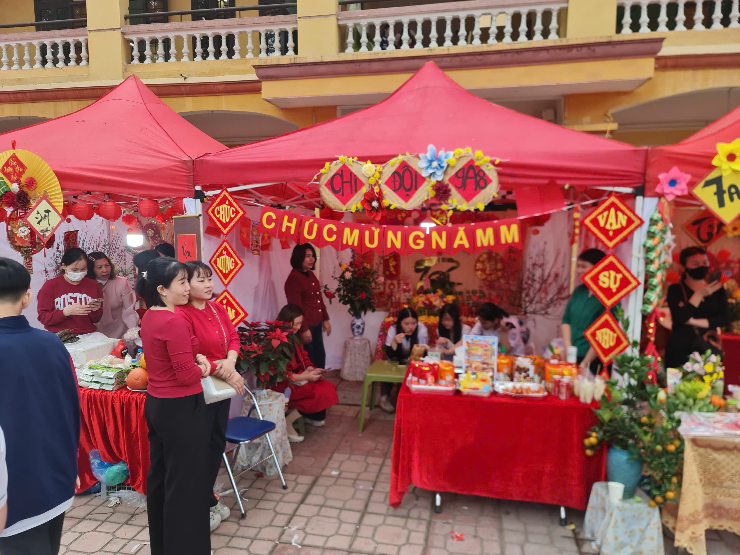 Hội chợ quê đưa không khí Tết Nguyên đán về sớm trên nhiều sân trường Thủ đô - Ảnh 5. Hội chợ quê đưa không khí Tết Nguyên đán về sớm trên nhiều sân trường Thủ đô - Ảnh 5.