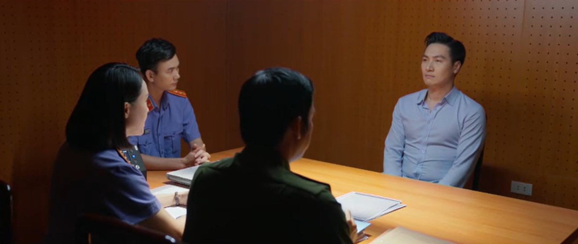 Lằn ranh - Tập 57: Triển kh&oacute;c trong ph&ograve;ng thẩm vấn, &ocirc;ng S&aacute;ch chờ lệnh bắt gia  - Ảnh 8.