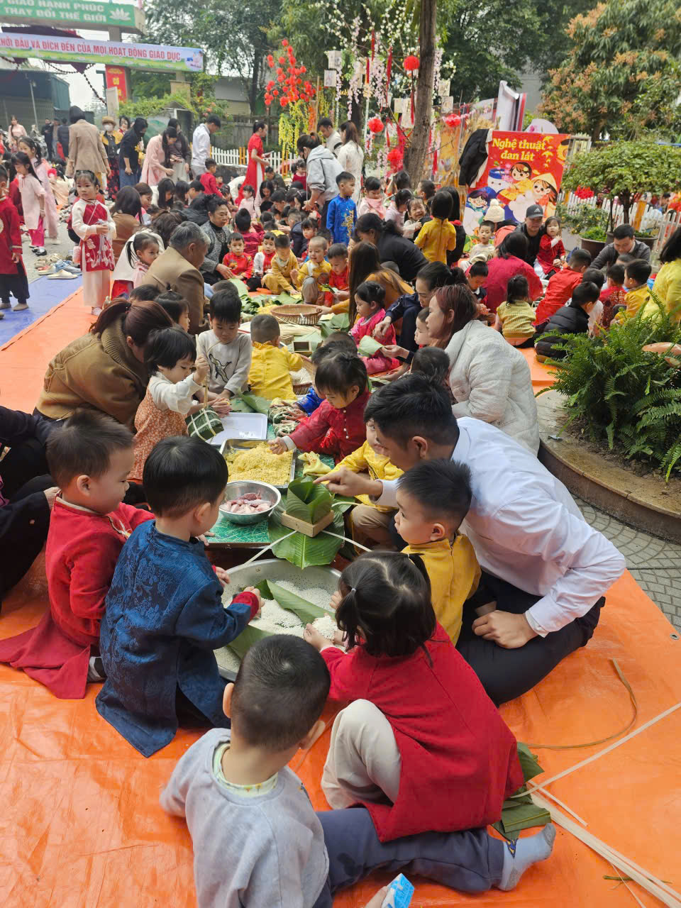 Hội chợ quê đưa không khí Tết Nguyên đán về sớm trên nhiều sân trường Thủ đô - Ảnh 14. Hội chợ quê đưa không khí Tết Nguyên đán về sớm trên nhiều sân trường Thủ đô - Ảnh 14.